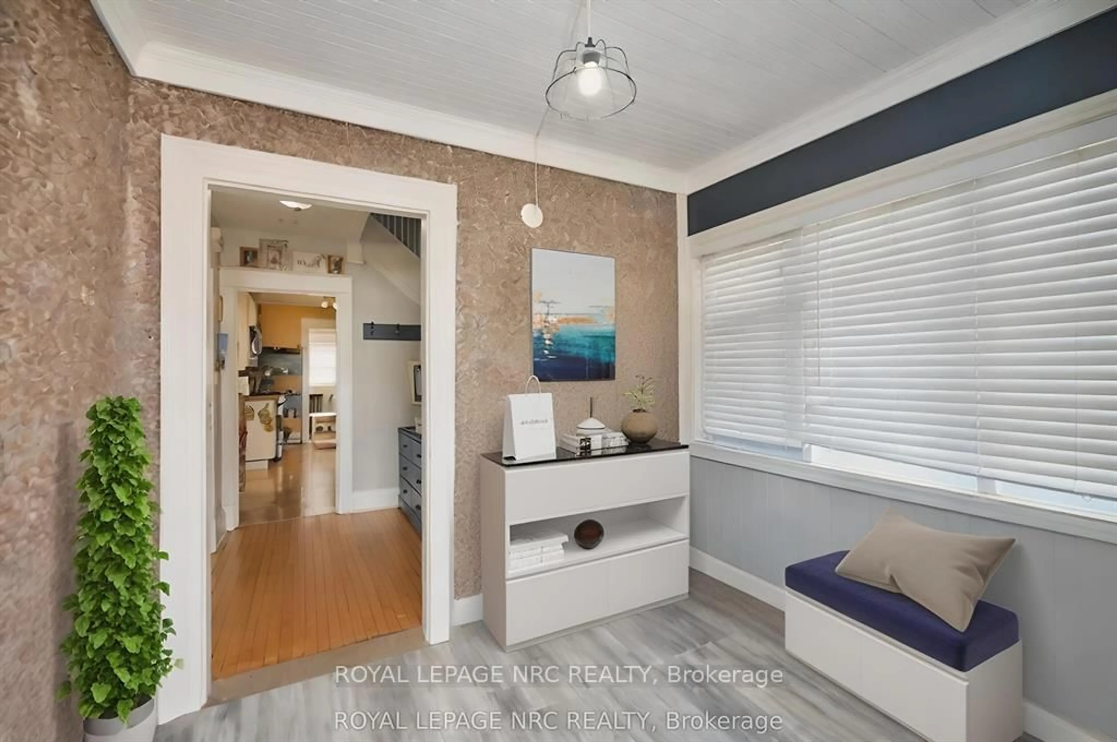 Indoor entryway for 92 Dufferin St, St. Catharines Ontario L2R 1Z8