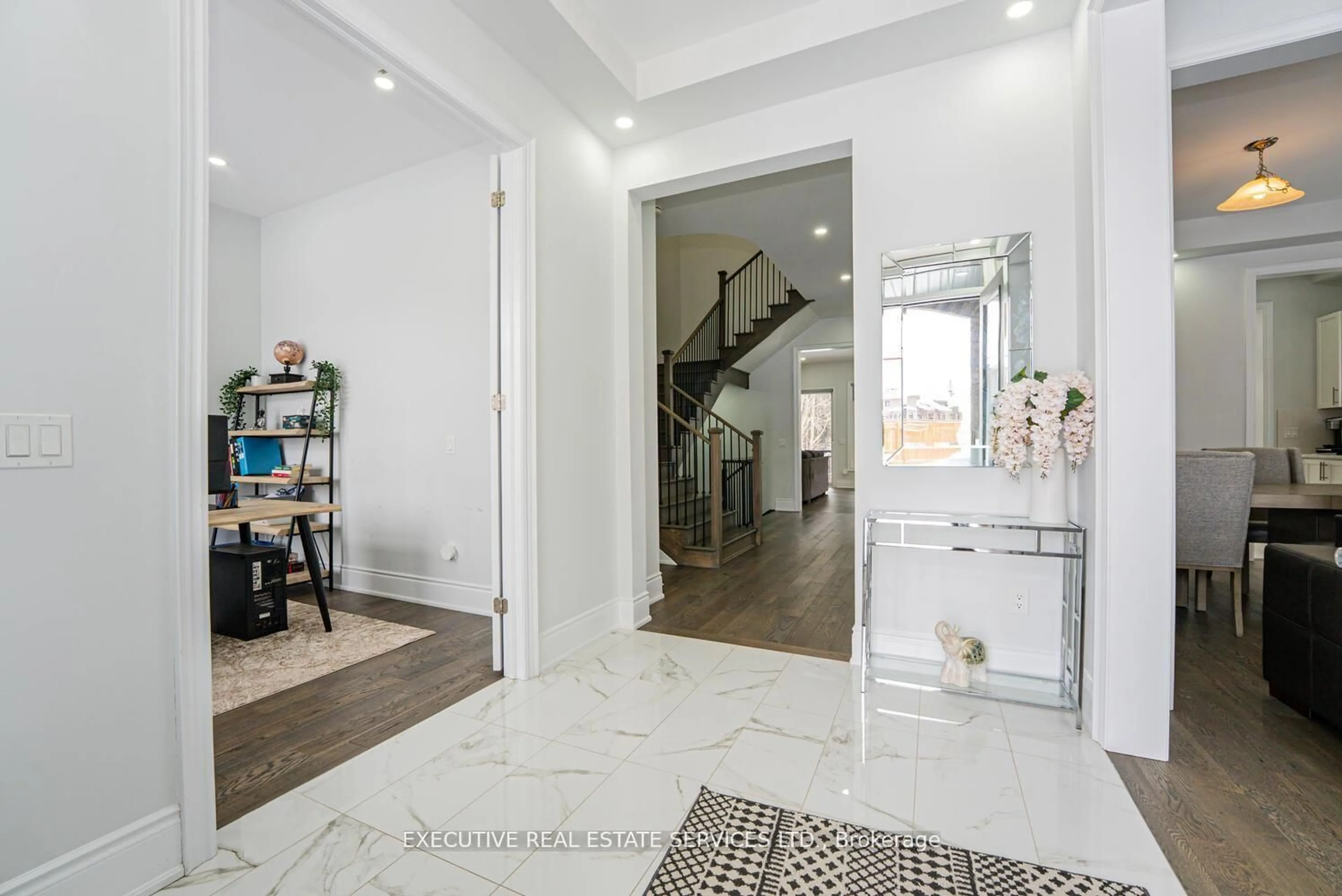 Indoor entryway for 446 Woodsworth Terr, Woodstock Ontario N4T 0M9