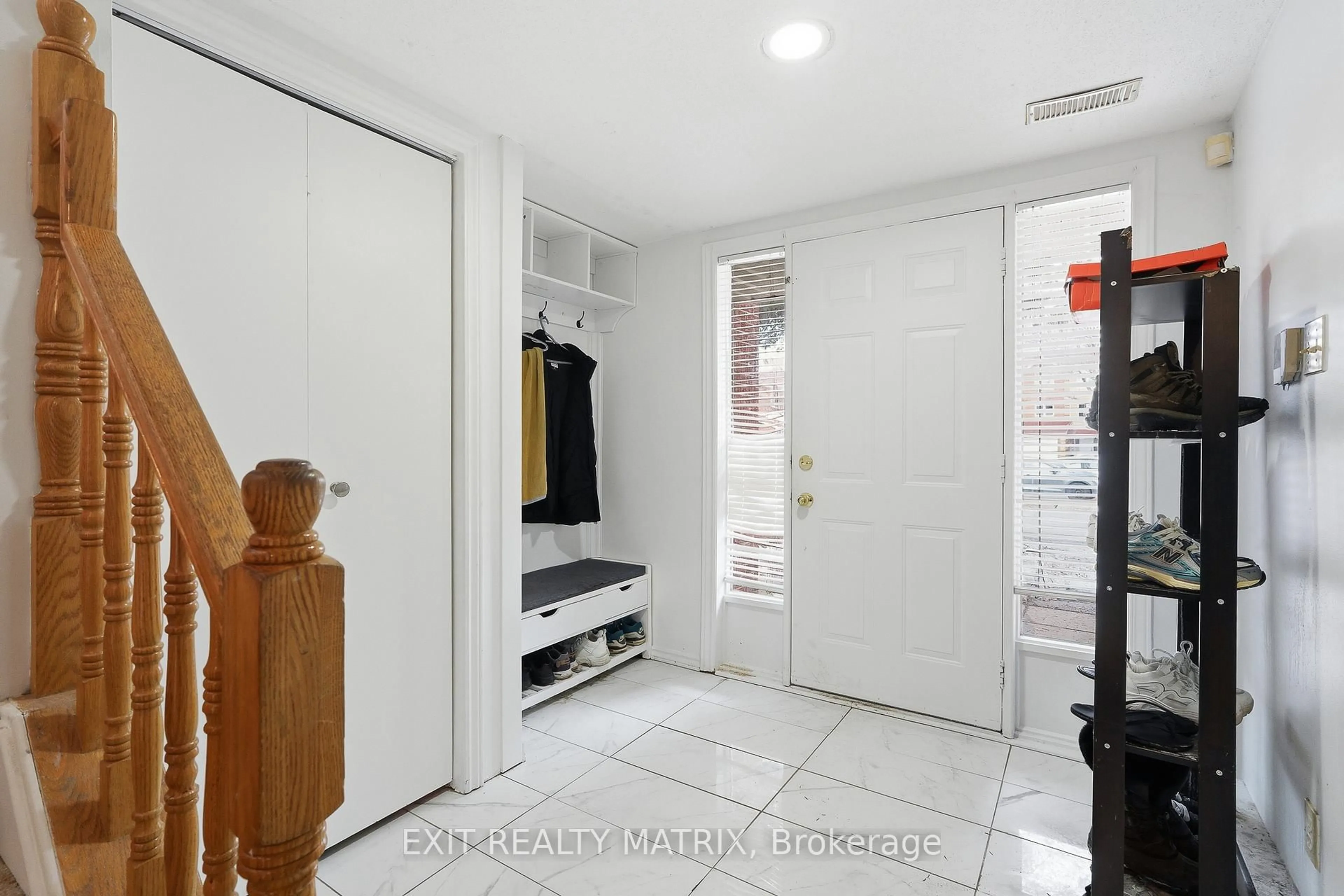 Indoor entryway for 1838 Summerfields Cres #17, Ottawa Ontario K1C 7B7