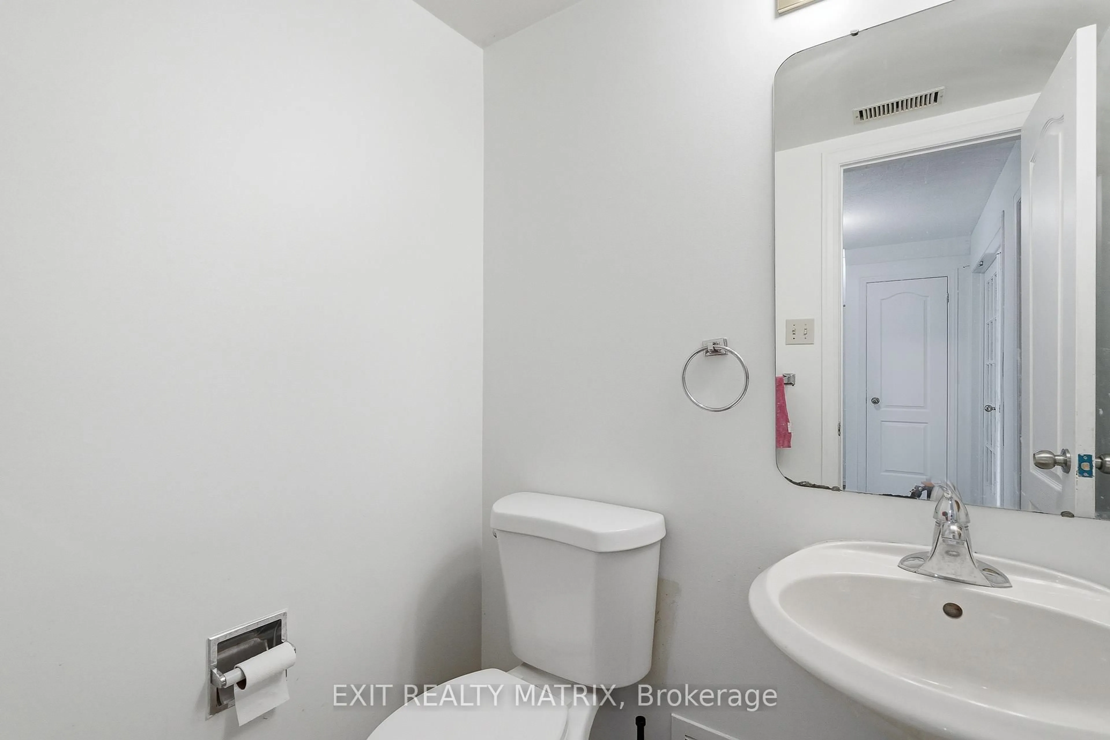 Standard bathroom, floor is not visible for 1838 Summerfields Cres #17, Ottawa Ontario K1C 7B7