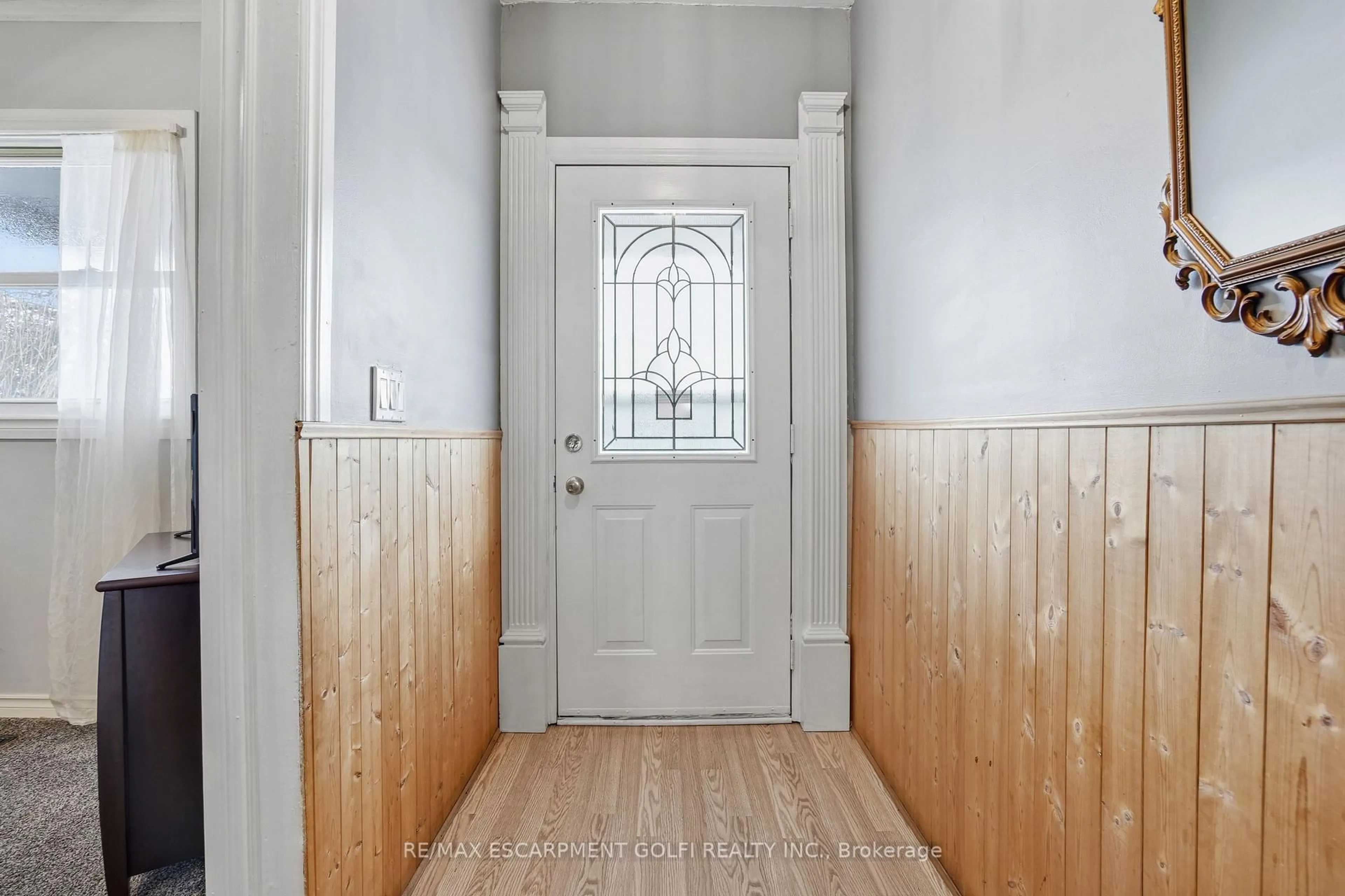 Indoor entryway for 16 Albemarle St, Hamilton Ontario L8L 7G3