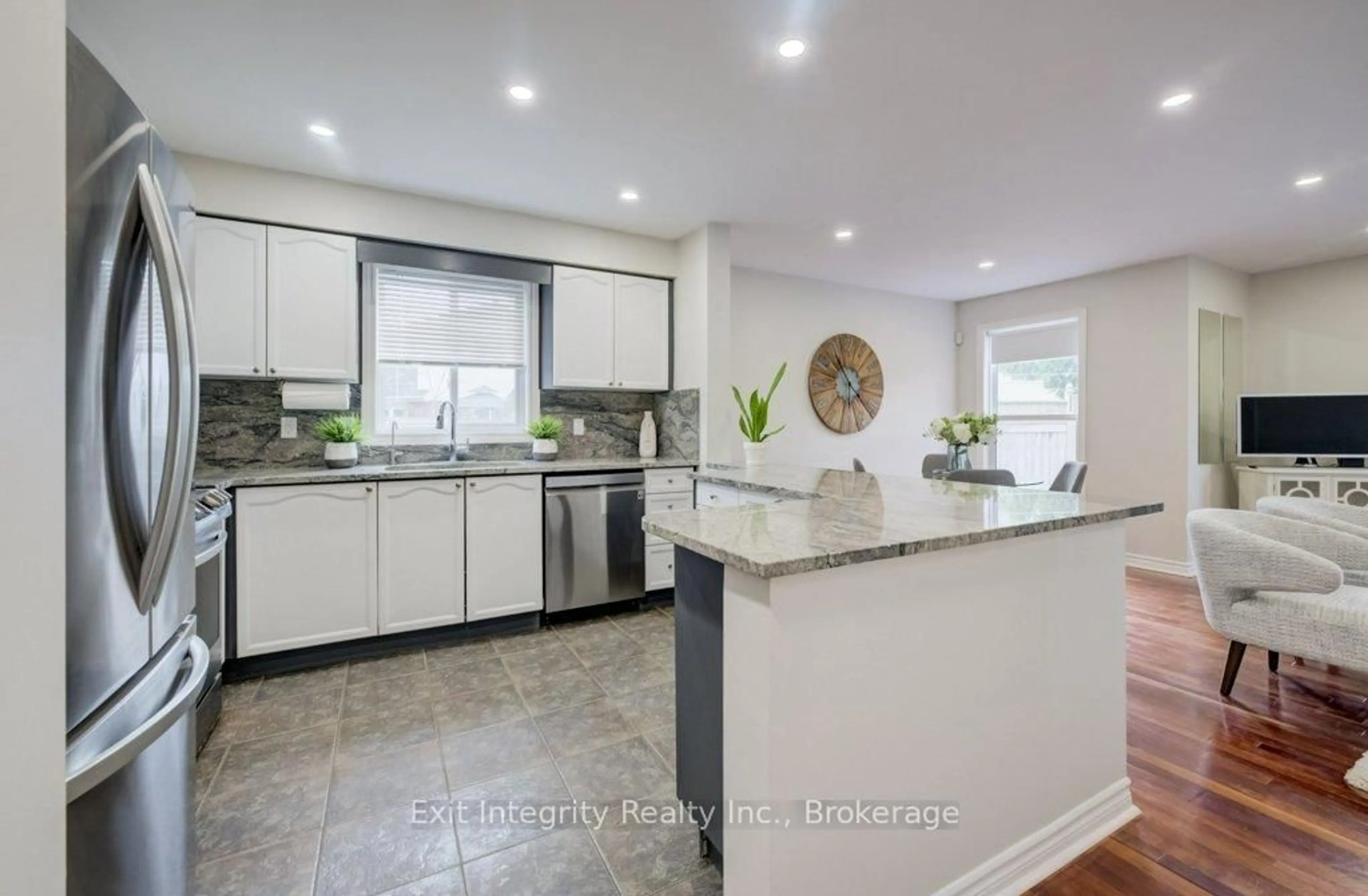 Open concept kitchen, ceramic/tile floor for 4 King William Crt, Cambridge Ontario N3C 4J2