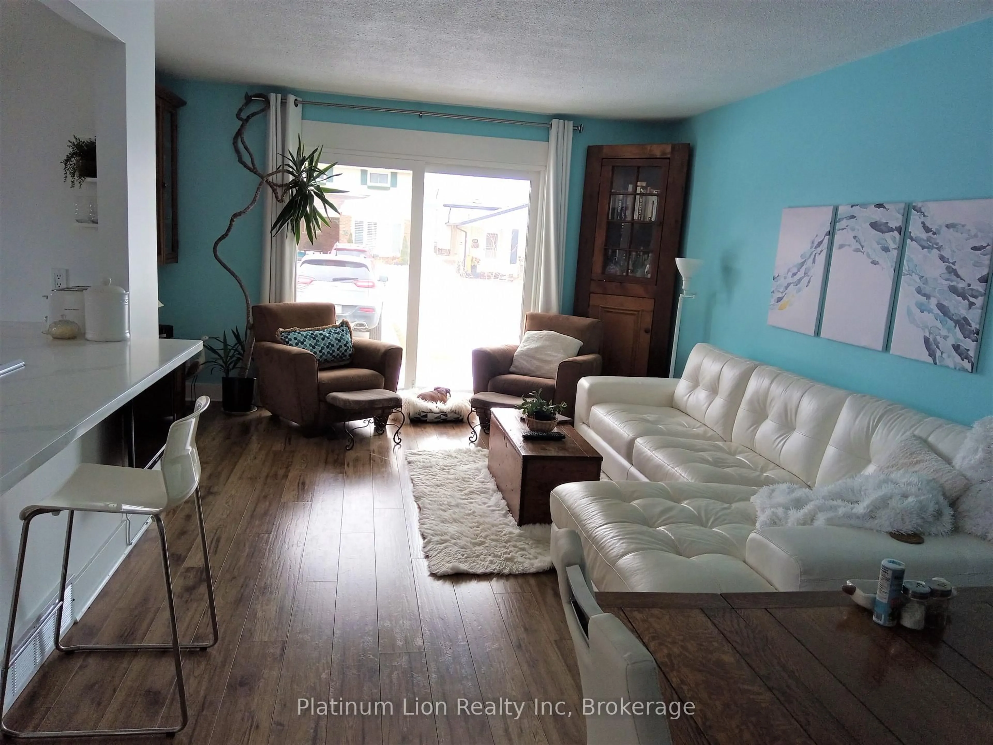 Living room with furniture, wood/laminate floor for 11 1/2 Durham Dr, St. Catharines Ontario L2M 1B8