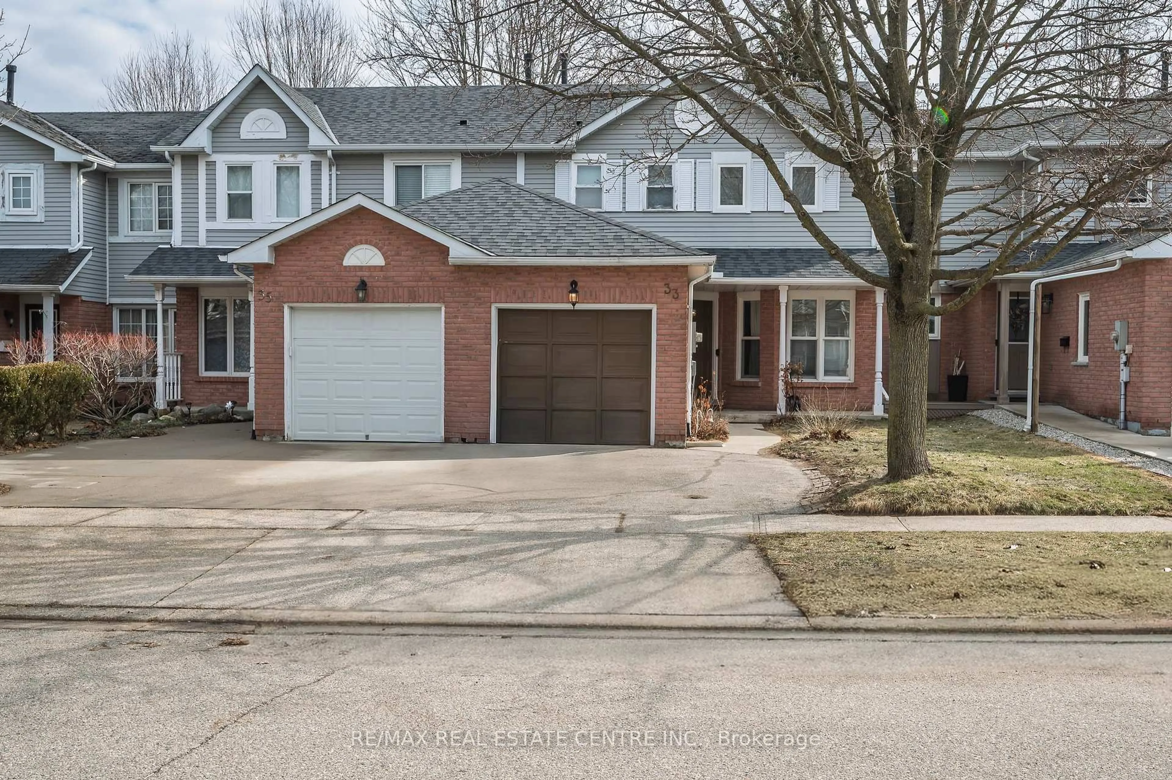 Home with brick exterior material, street for 33 Middlemiss Cres, Cambridge Ontario N1T 1R5