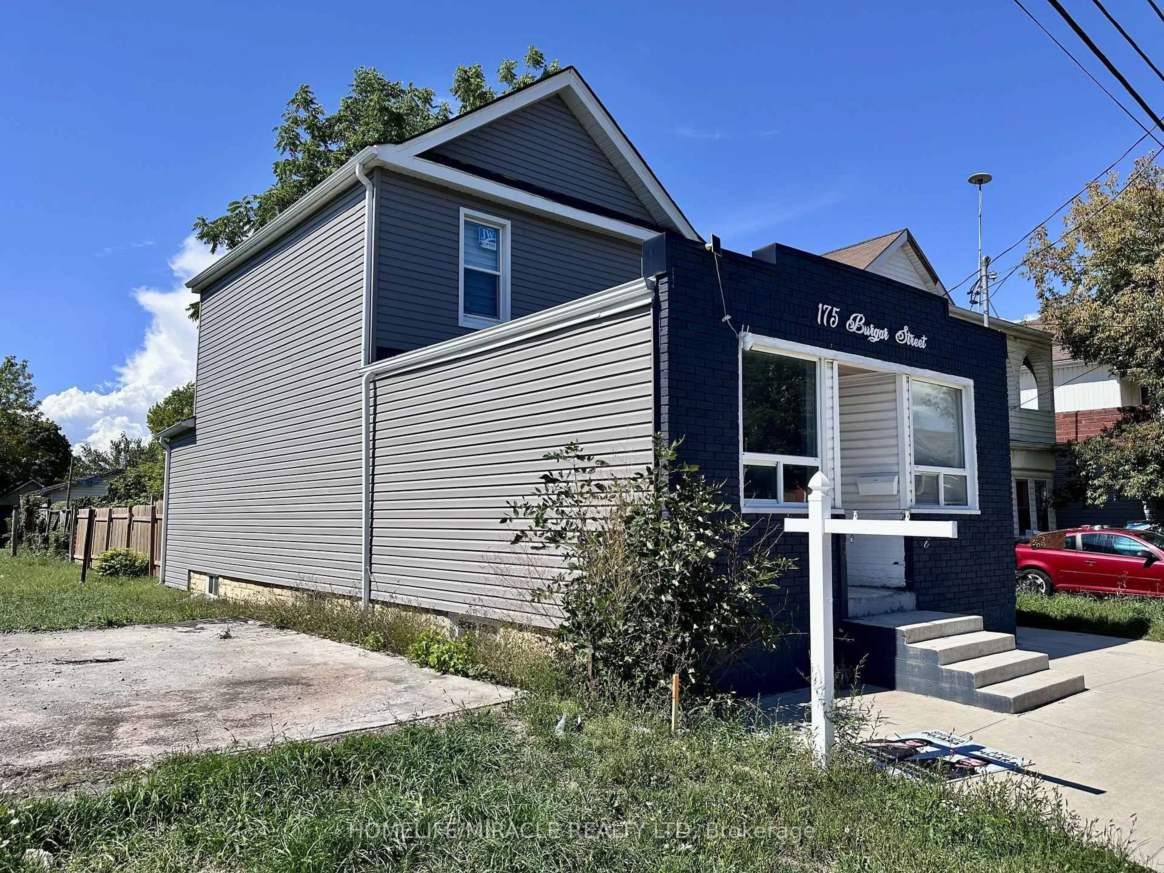 Home with vinyl exterior material, street for 175 Burgar St, Welland Ontario L3B 2T3