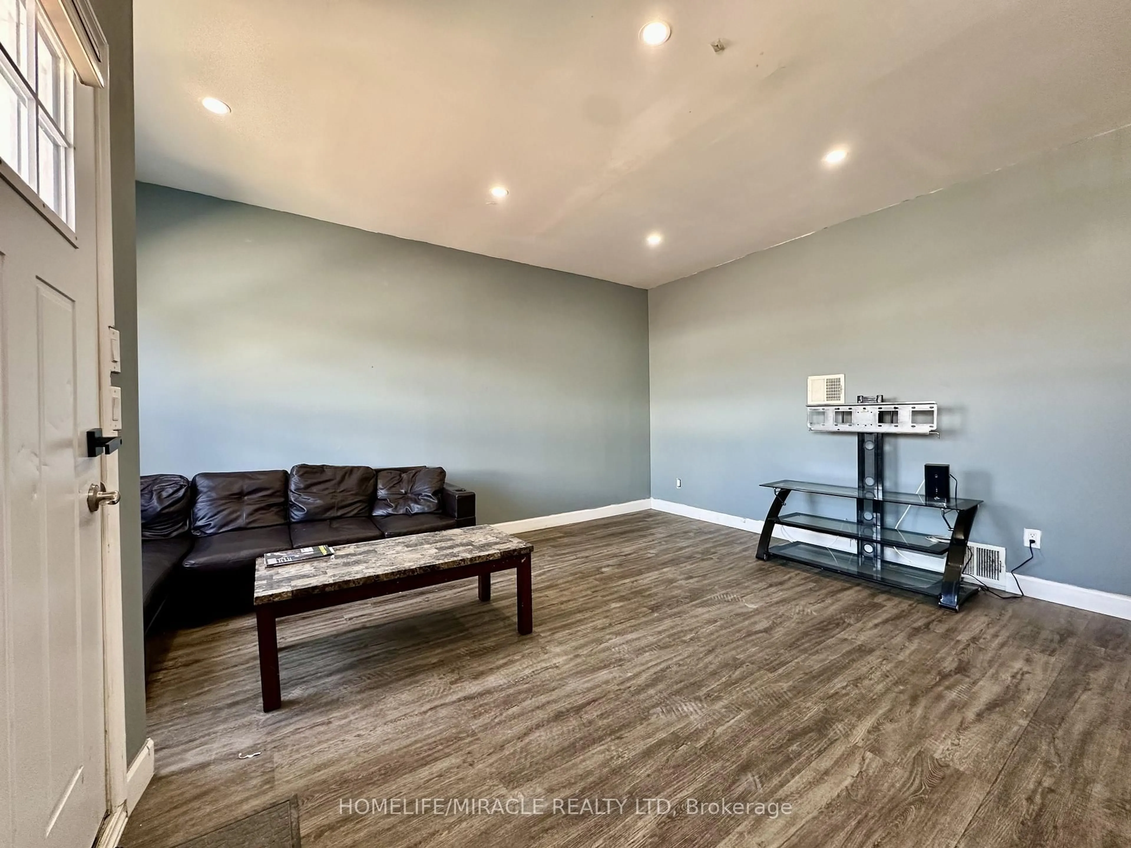 A pic of a room for 175 Burgar St, Welland Ontario L3B 2T3