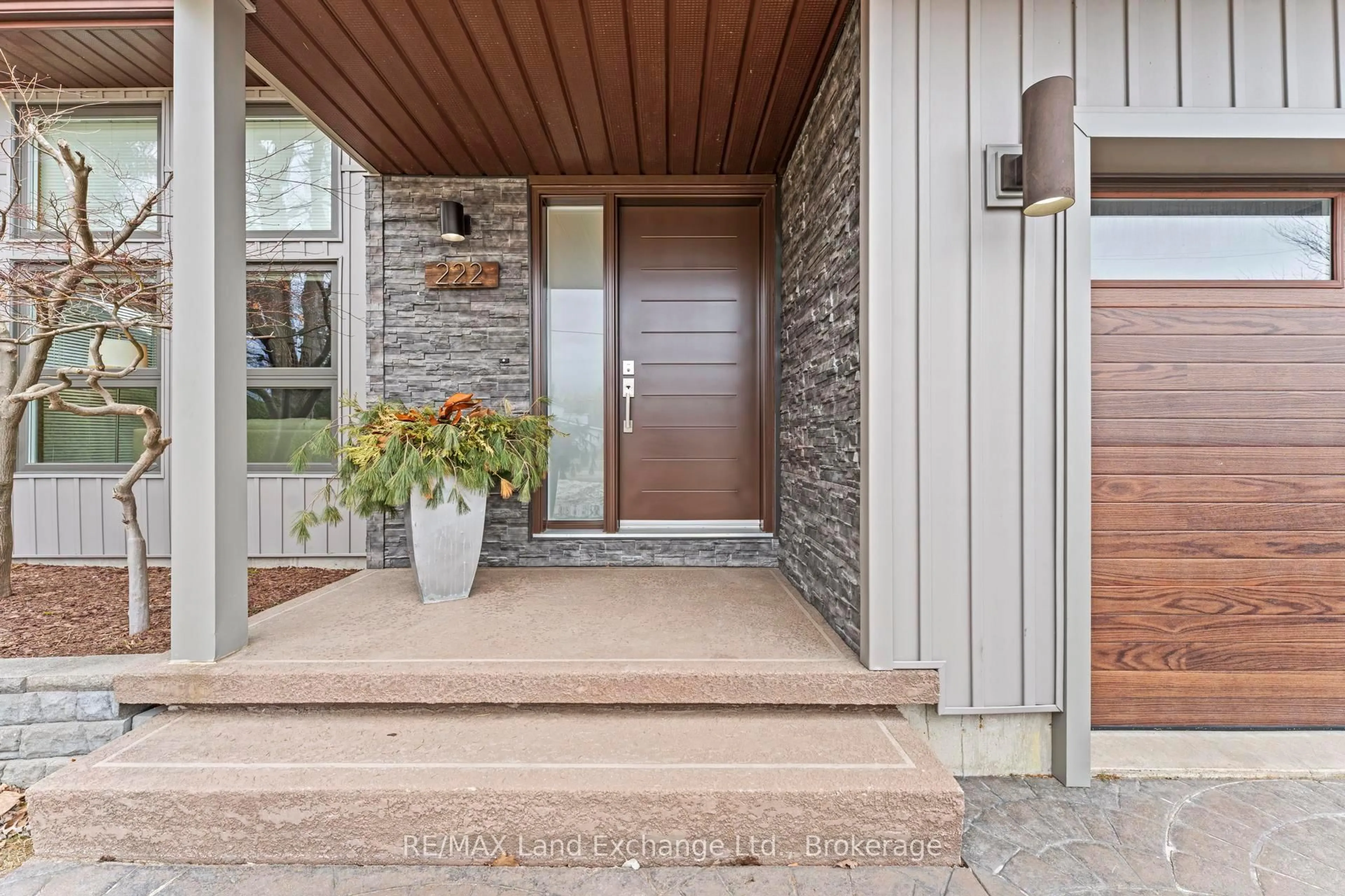Indoor entryway for 222 Penetangore Row, Kincardine Ontario N2Z 2P6
