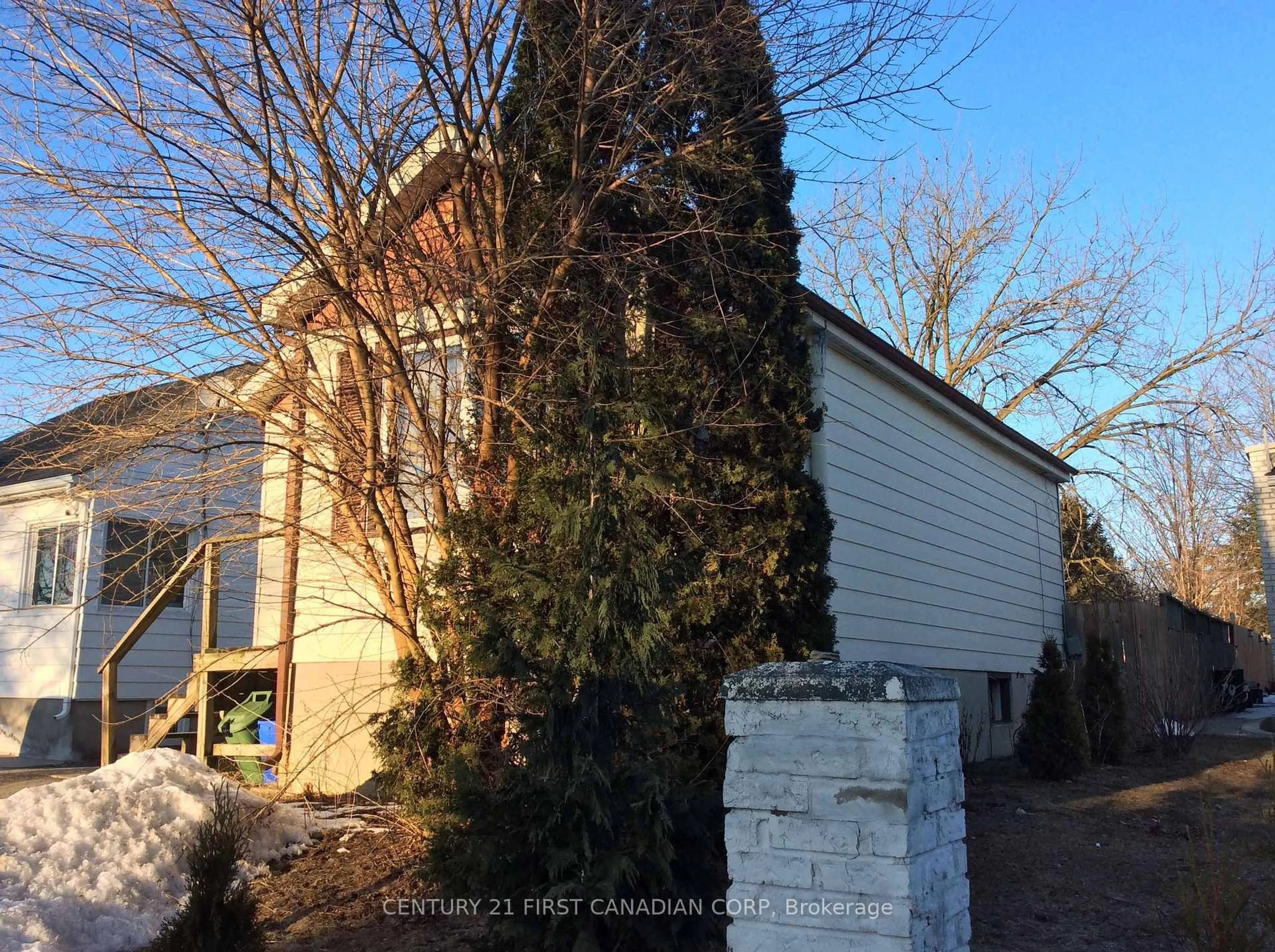 A pic from outside/outdoor area/front of a property/back of a property/a pic from drone, building for 72 Lyman St, London East Ontario N5Y 1M6