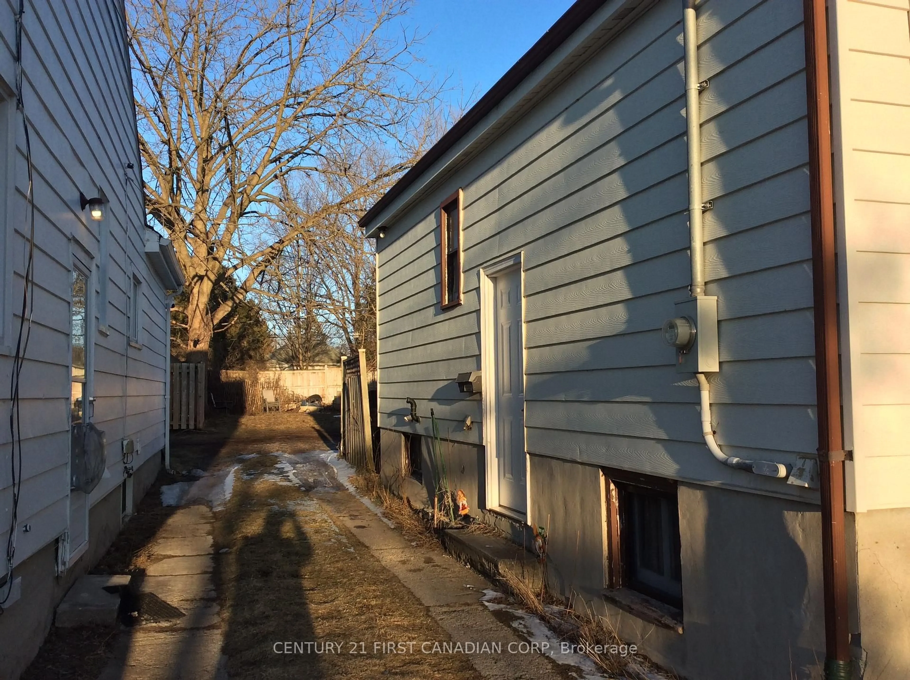 A pic from outside/outdoor area/front of a property/back of a property/a pic from drone, street for 72 Lyman St, London East Ontario N5Y 1M6