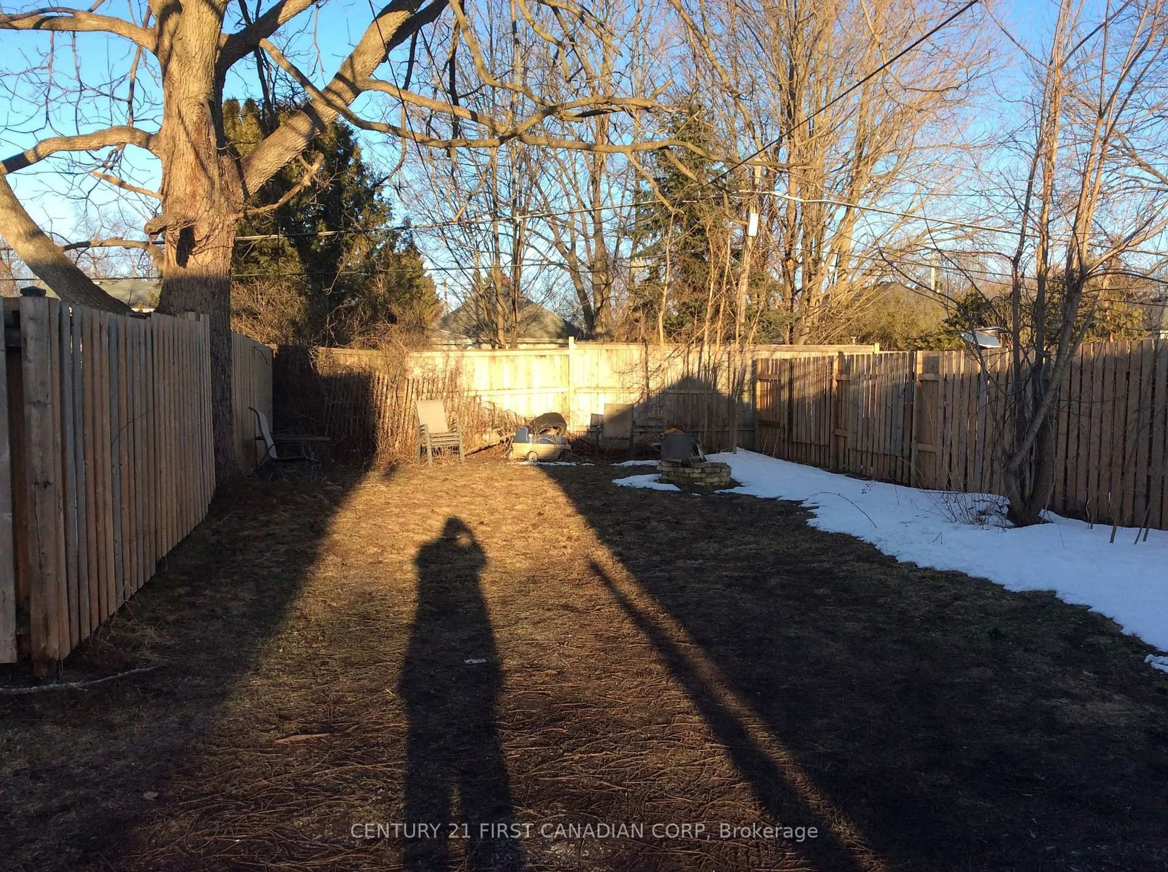 A pic from outside/outdoor area/front of a property/back of a property/a pic from drone, street for 72 Lyman St, London East Ontario N5Y 1M6