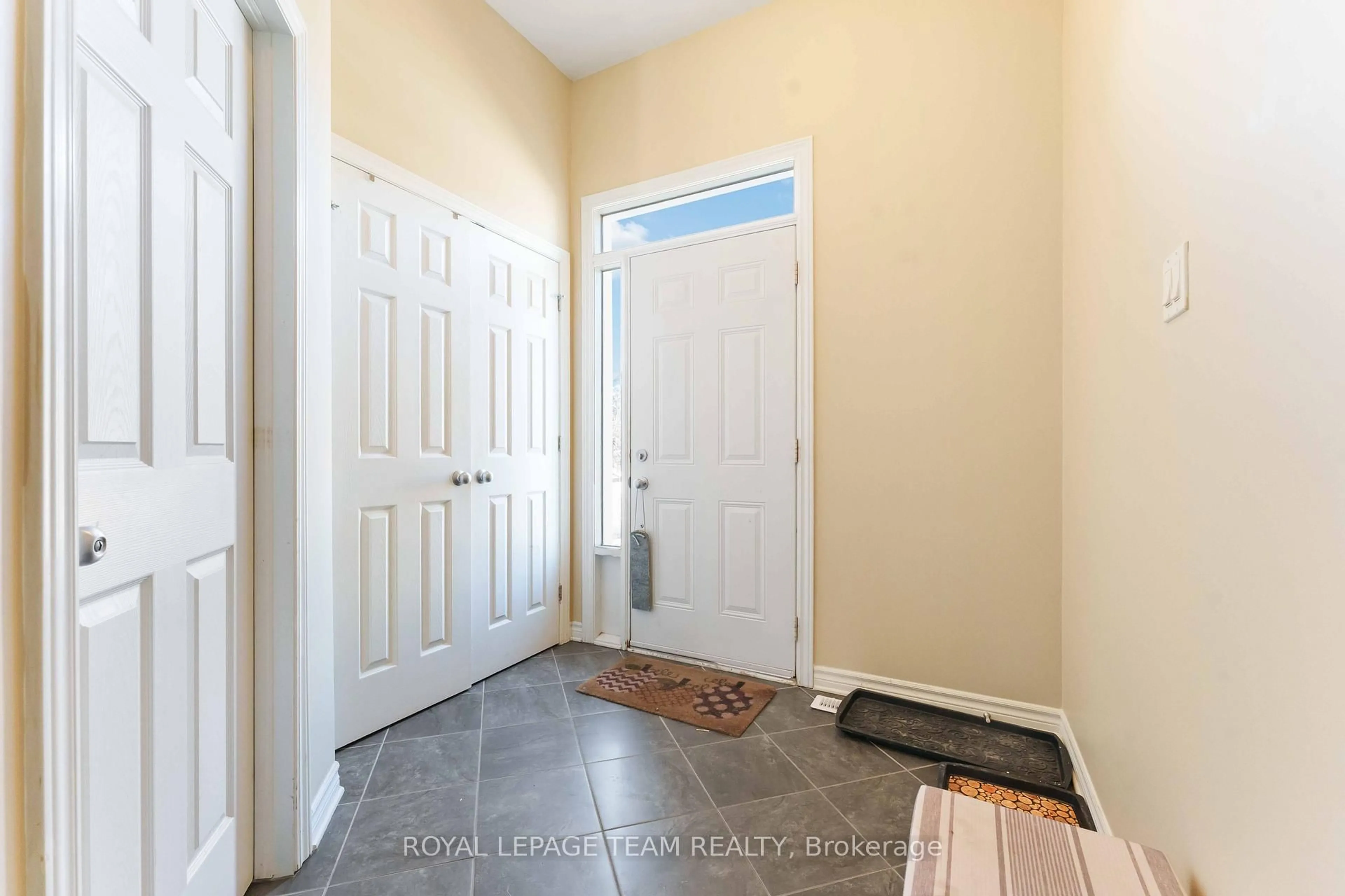 Indoor entryway for 106 WHISPERING WINDS Way, Ottawa Ontario K1W 0B6
