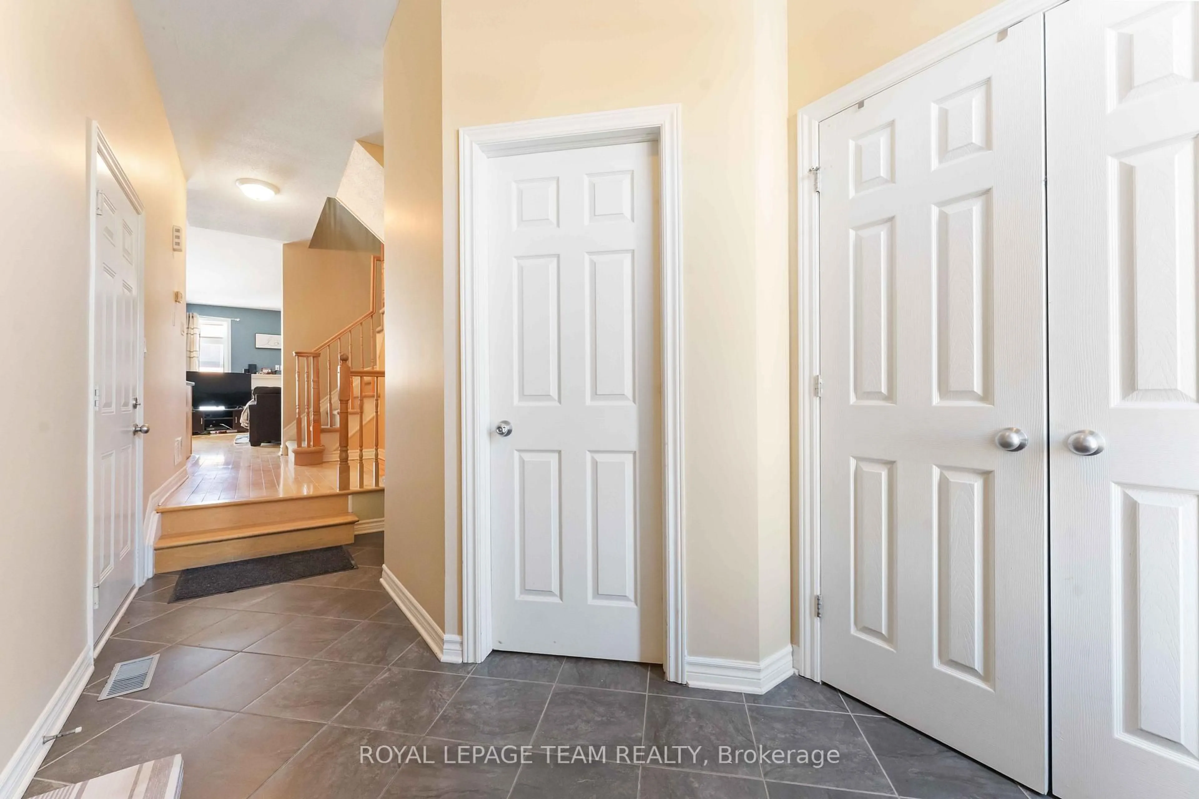 Indoor entryway for 106 WHISPERING WINDS Way, Ottawa Ontario K1W 0B6