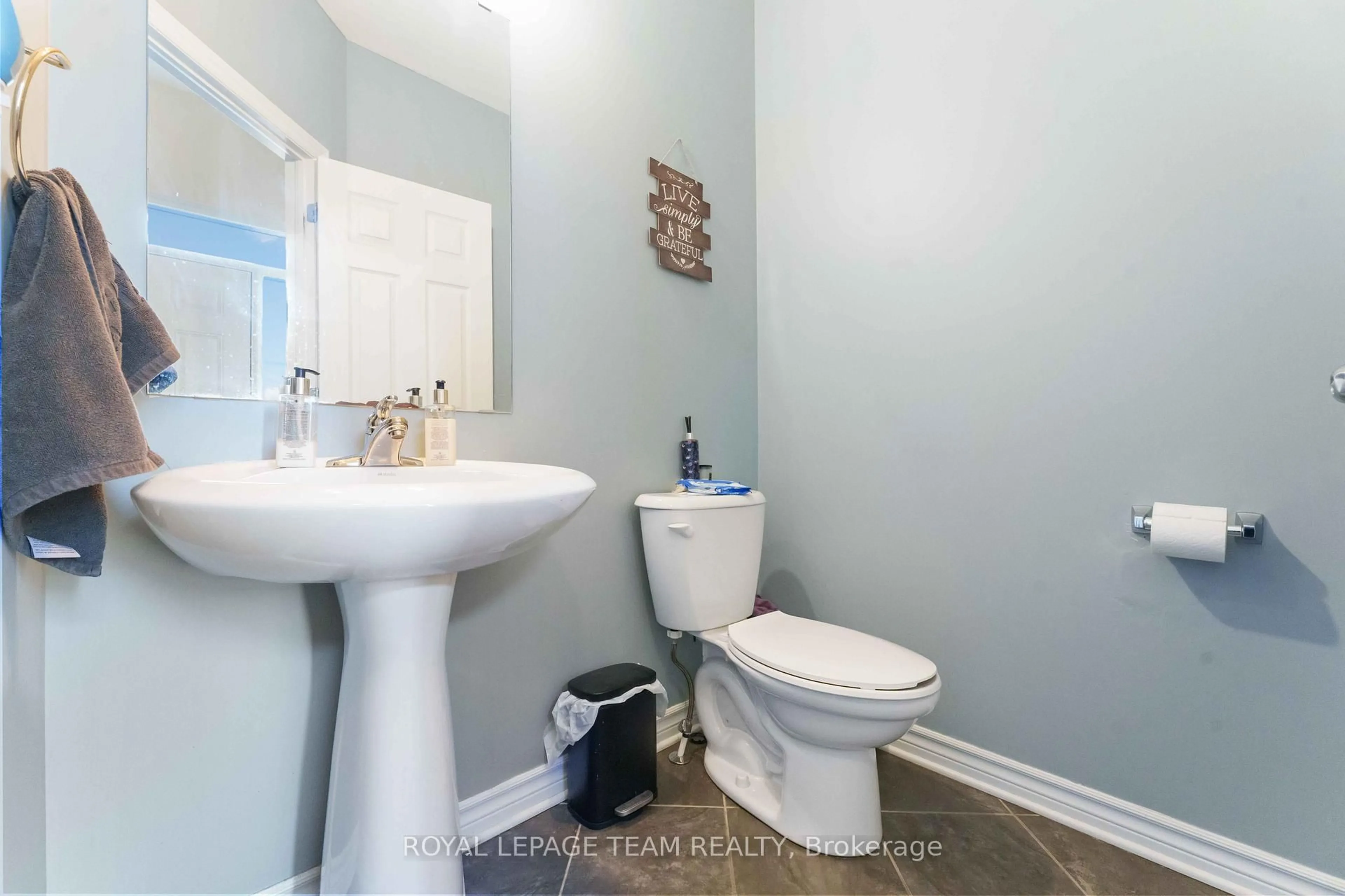 Standard bathroom, ceramic/tile floor for 106 WHISPERING WINDS Way, Ottawa Ontario K1W 0B6