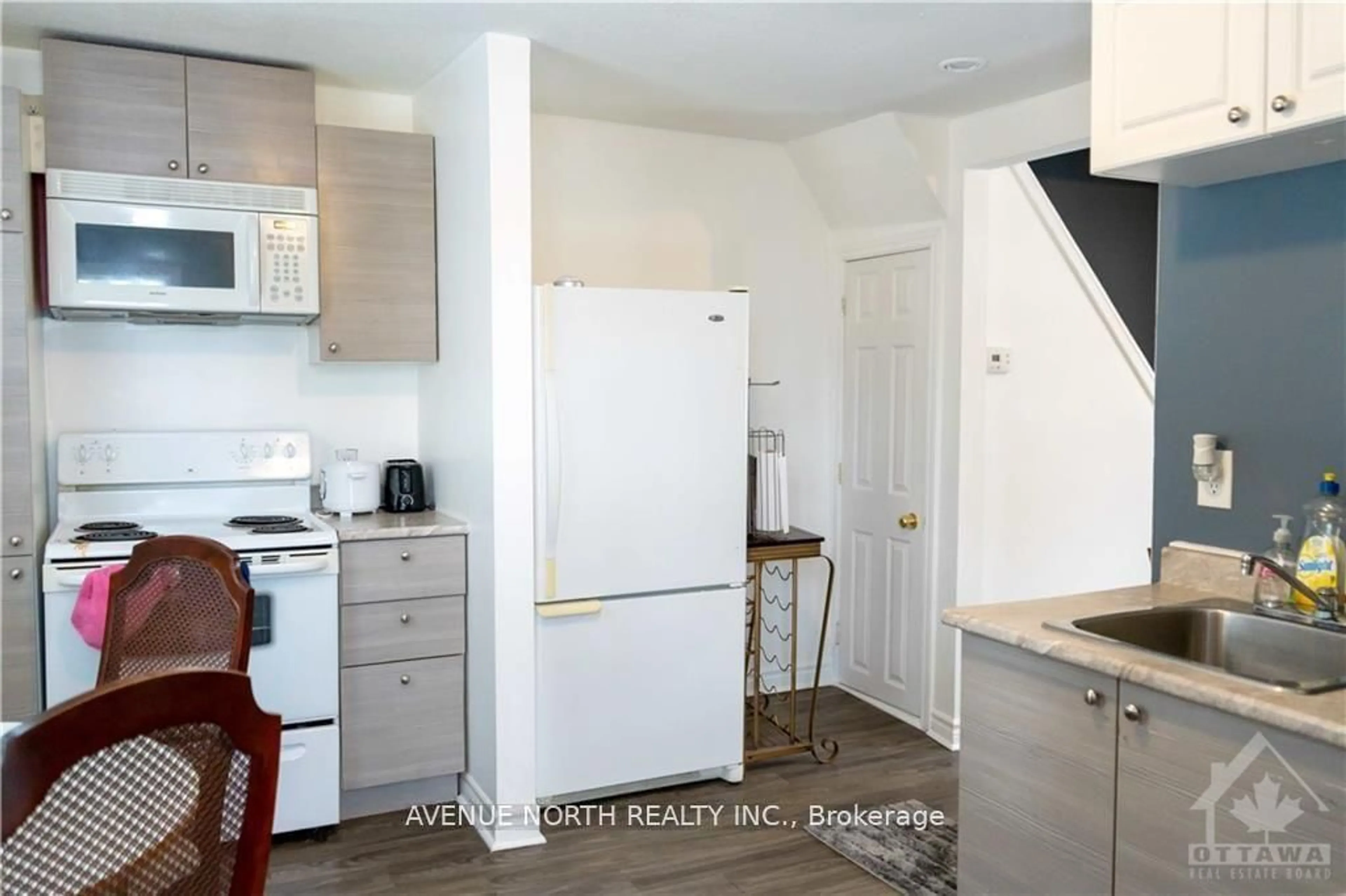 Standard kitchen, unknown for 216 Hannah St, Ottawa Ontario K1L 7M8