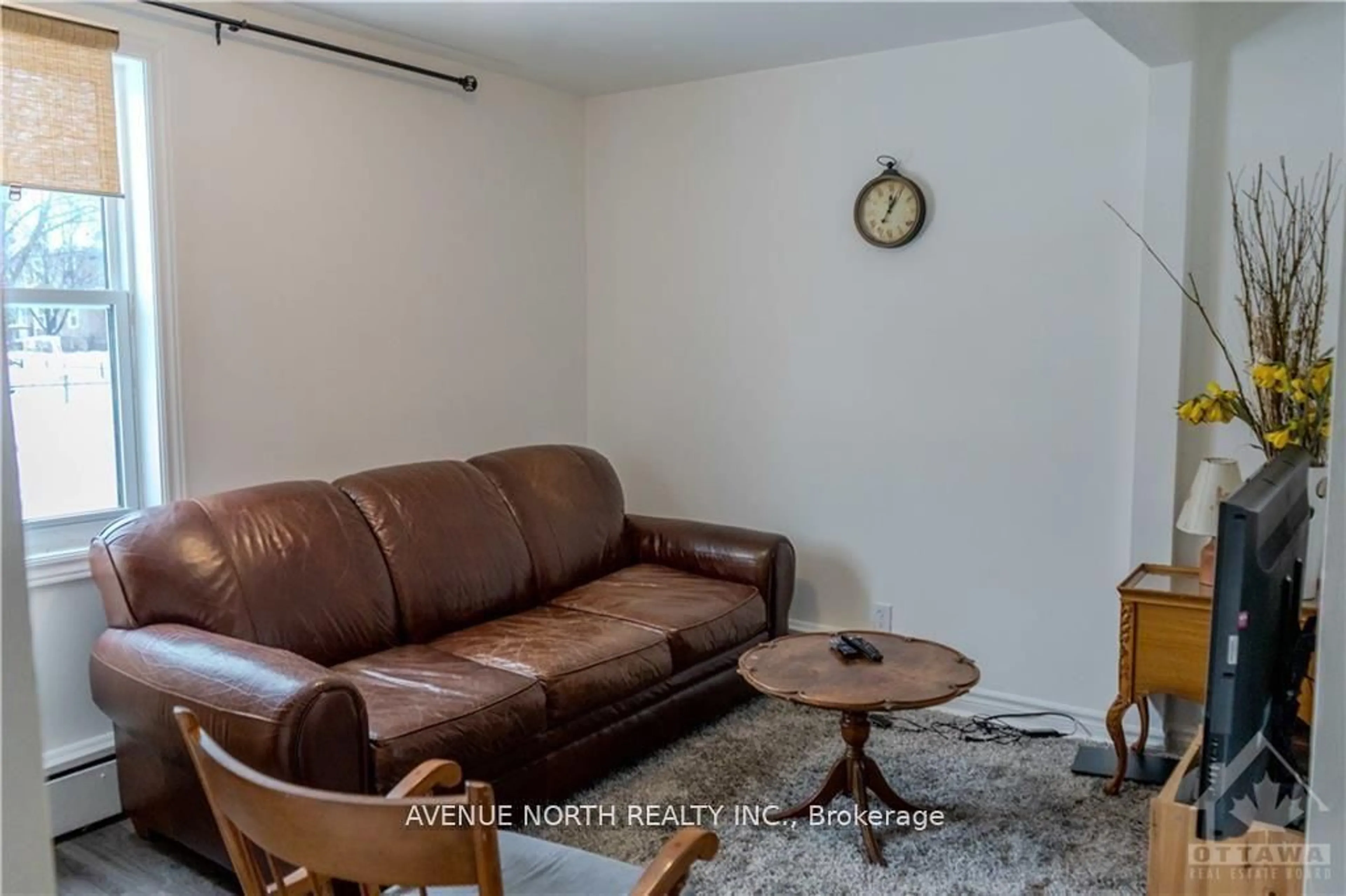 Living room with furniture, unknown for 216 Hannah St, Ottawa Ontario K1L 7M8