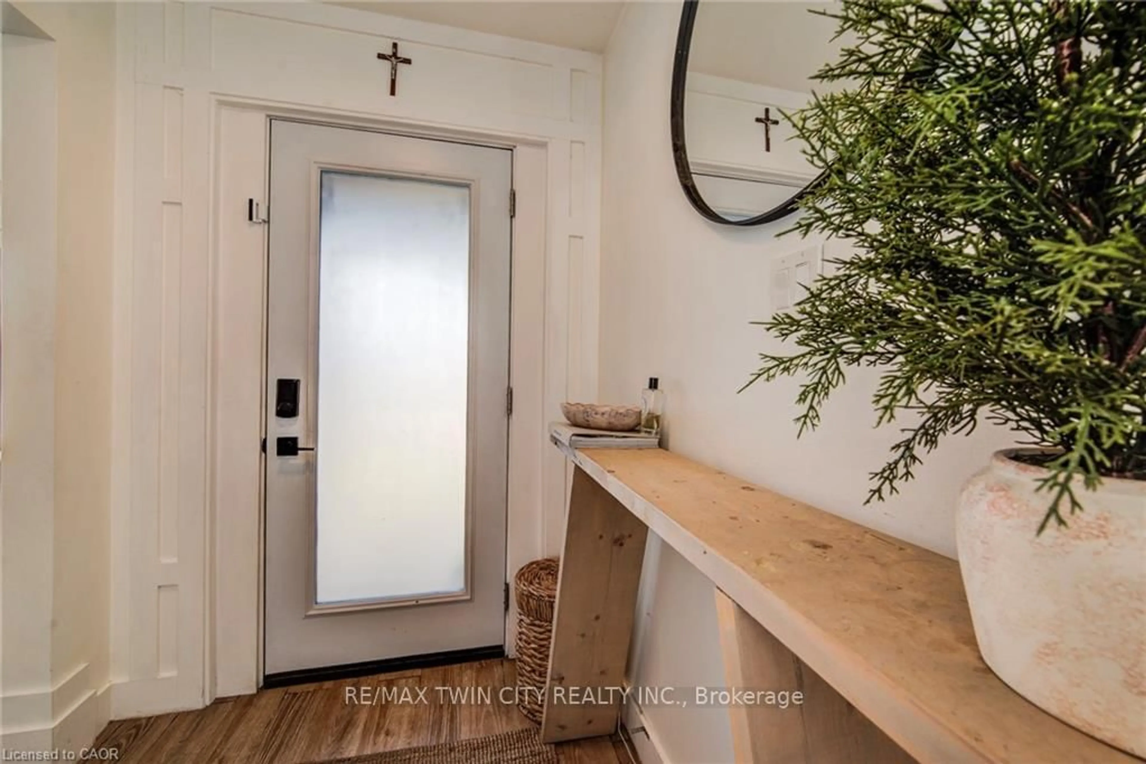 Indoor entryway for 43 SOUTHVIEW Cres, Cambridge Ontario N1P 1A3