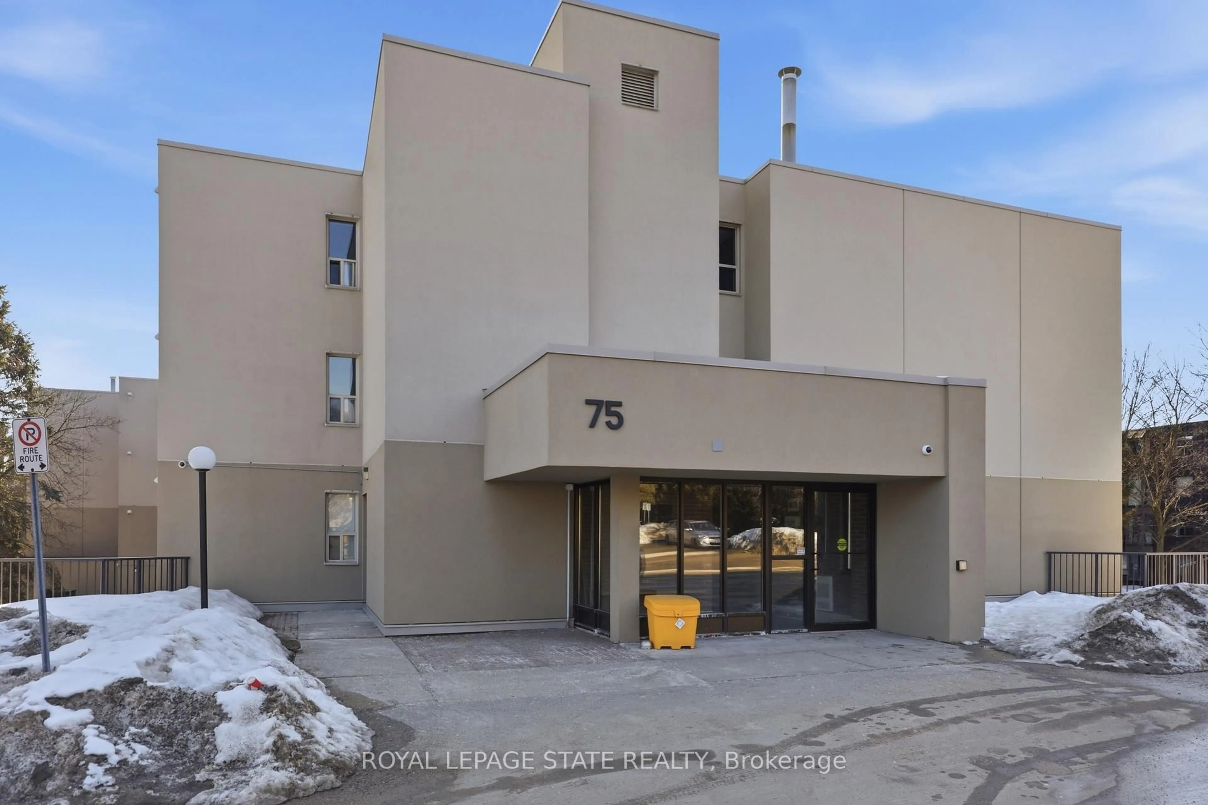 Indoor foyer for 75 Silvercreek Pkwy #308, Guelph Ontario N1H 7R9