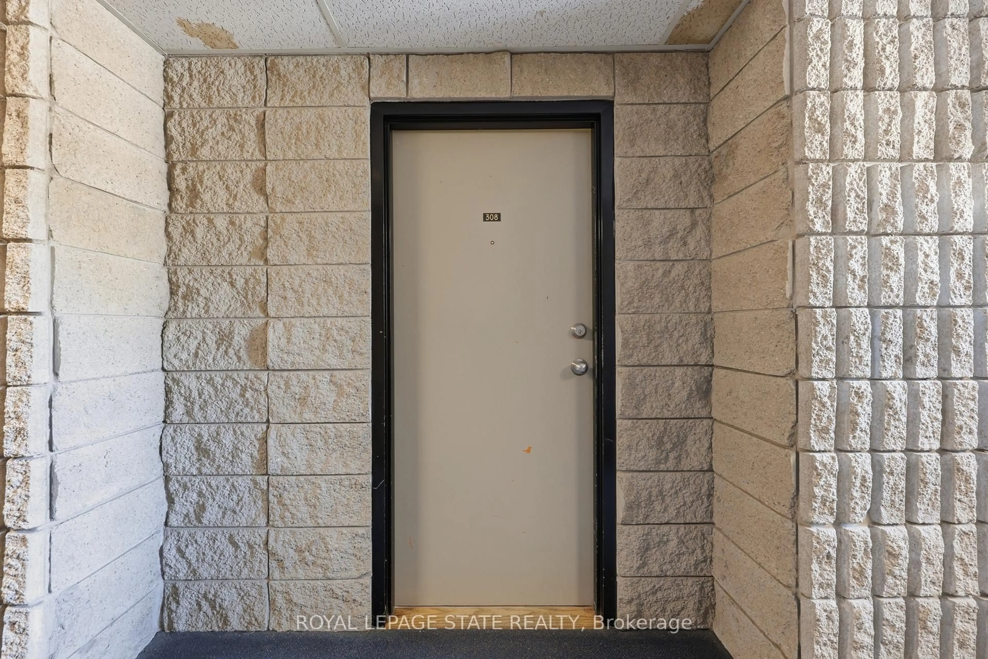Indoor entryway for 75 Silvercreek Pkwy #308, Guelph Ontario N1H 7R9