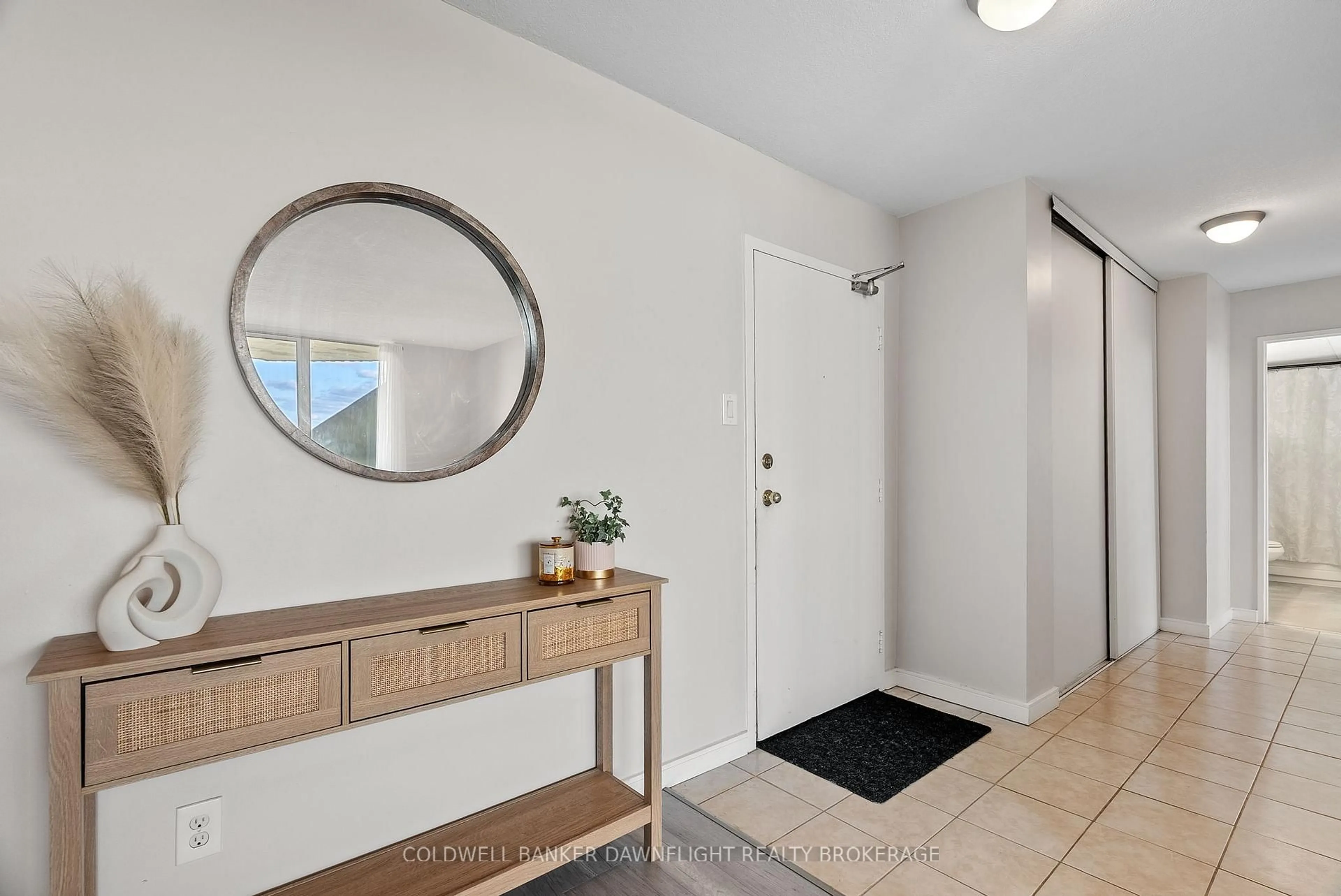 Indoor entryway for 1103 Jalna Blvd #1105, London South Ontario N6E 2W8