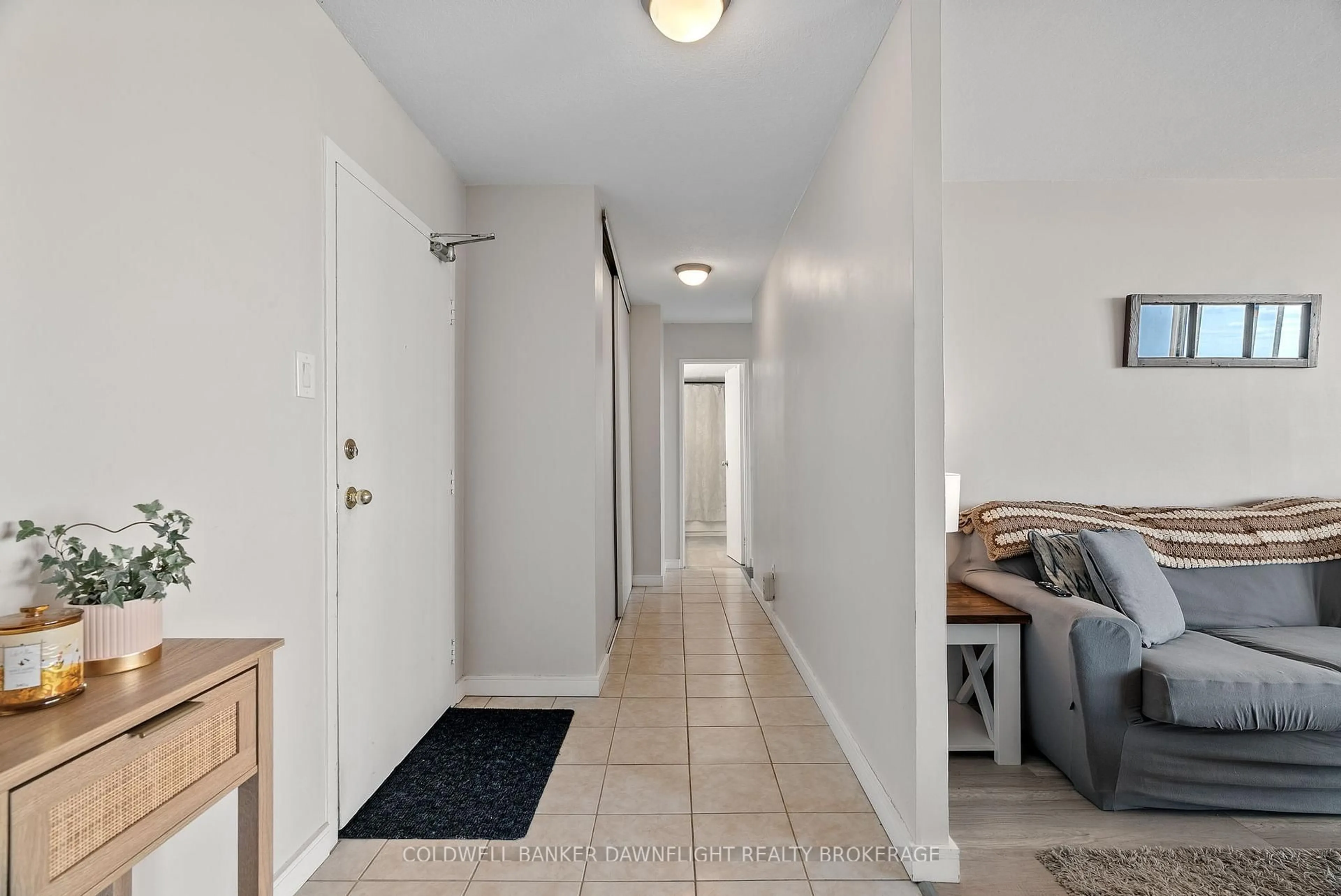 Indoor entryway for 1103 Jalna Blvd #1105, London South Ontario N6E 2W8