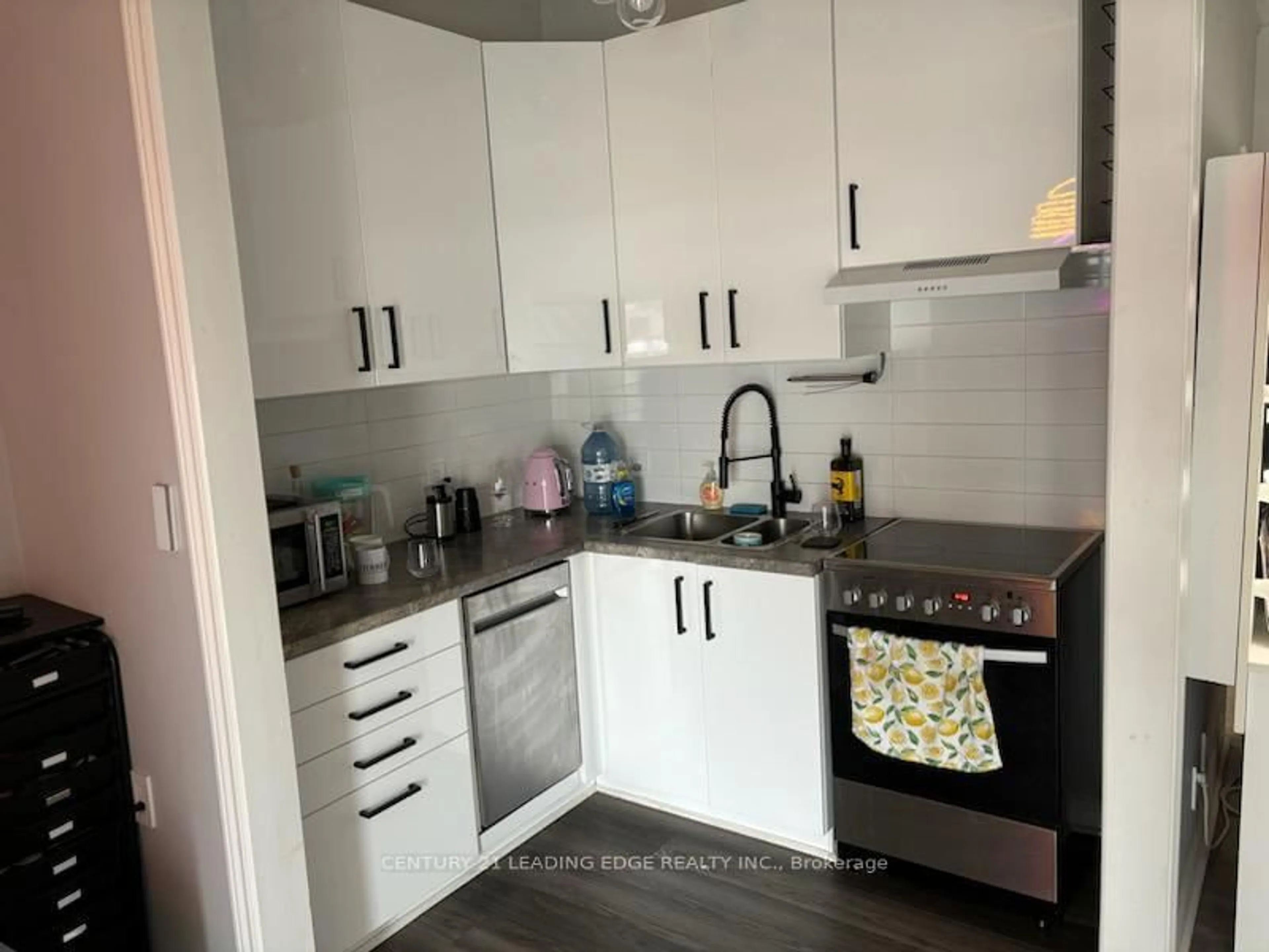 Standard kitchen, unknown for 21 Prospect St #4, Parry Sound Ontario P2A 2B5