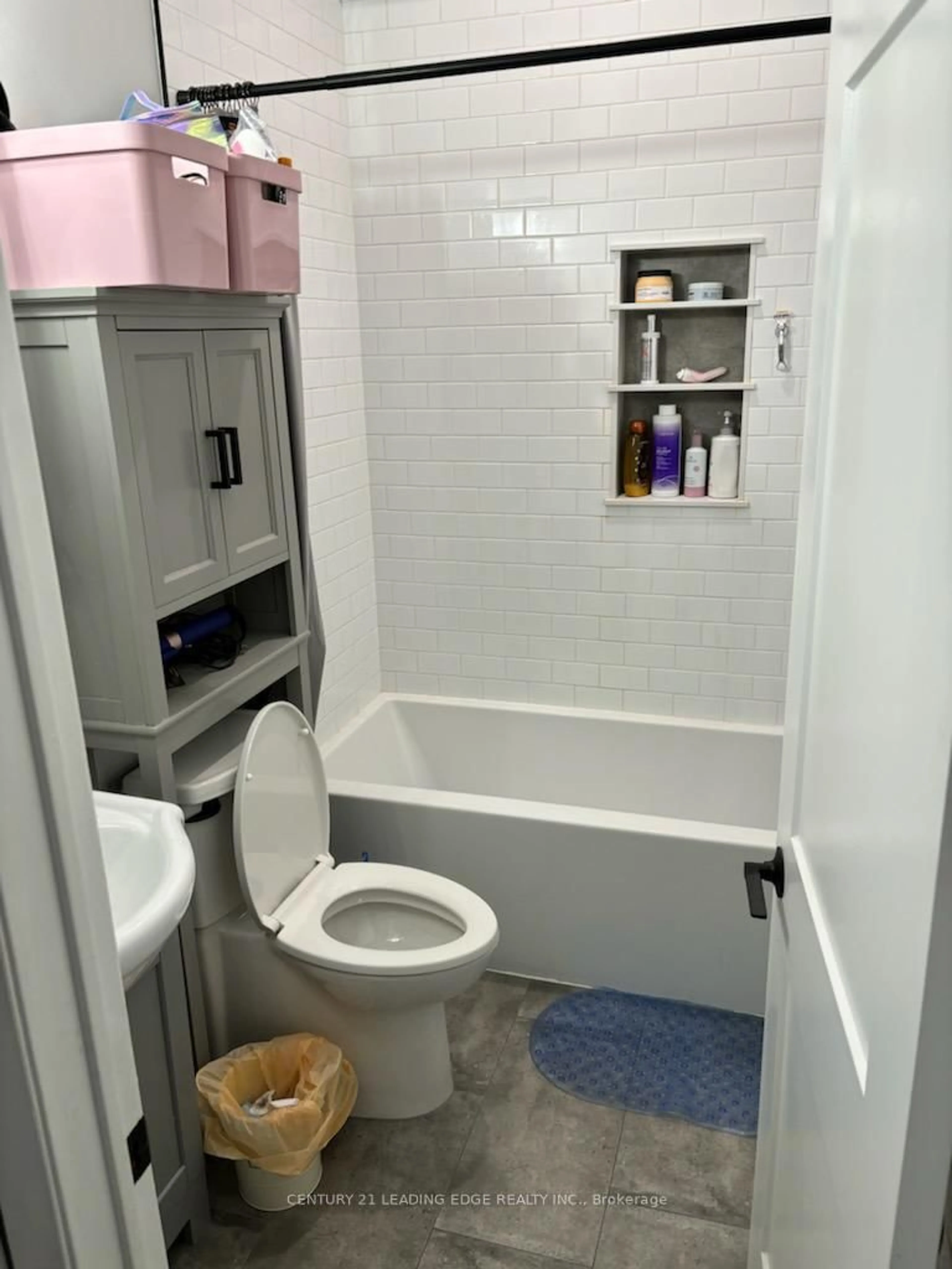 Standard bathroom, ceramic/tile floor for 21 Prospect St #4, Parry Sound Ontario P2A 2B5