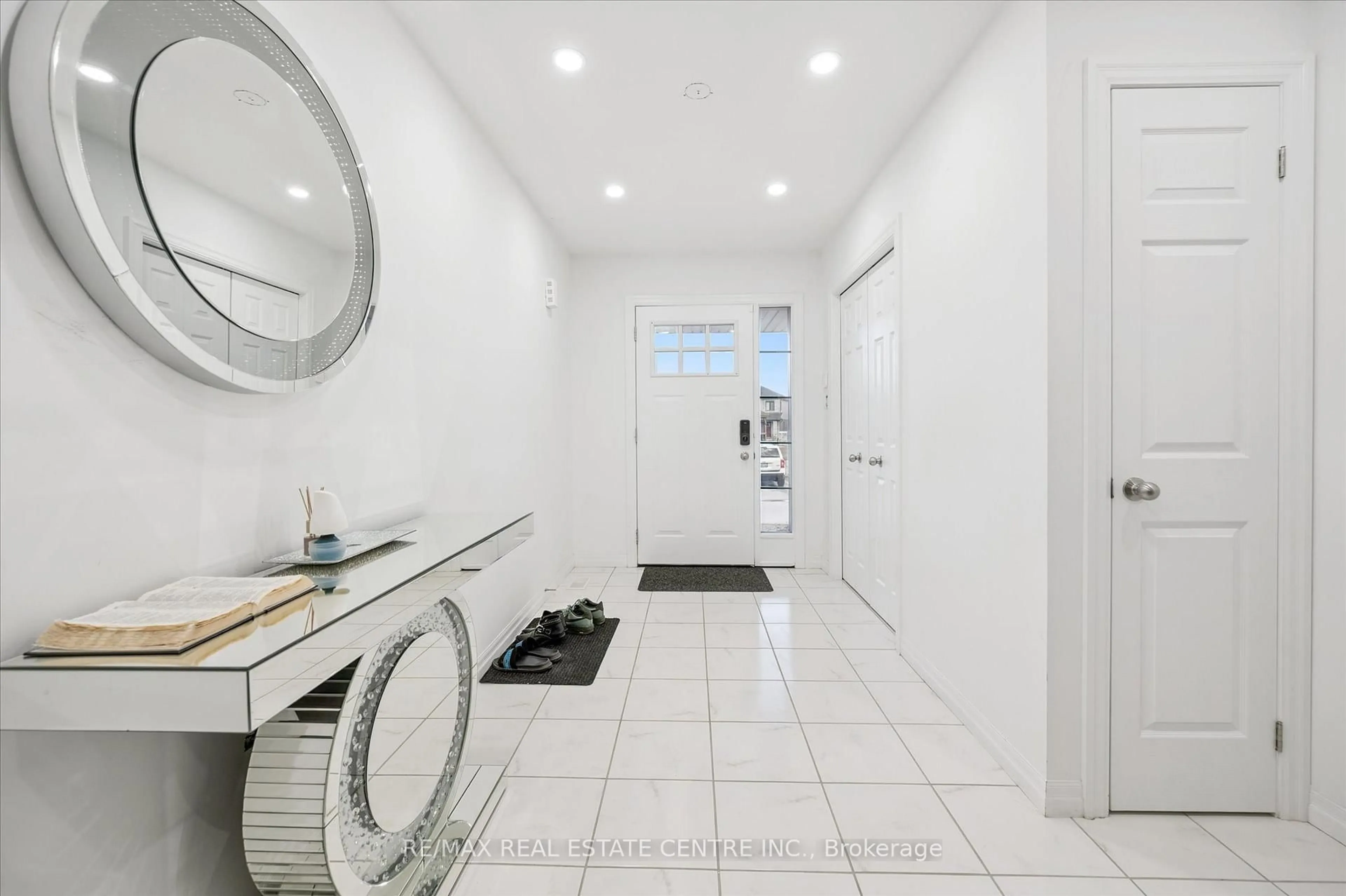 Indoor entryway for 135 Hardcastle Dr #26, Cambridge Ontario N1S 0B6