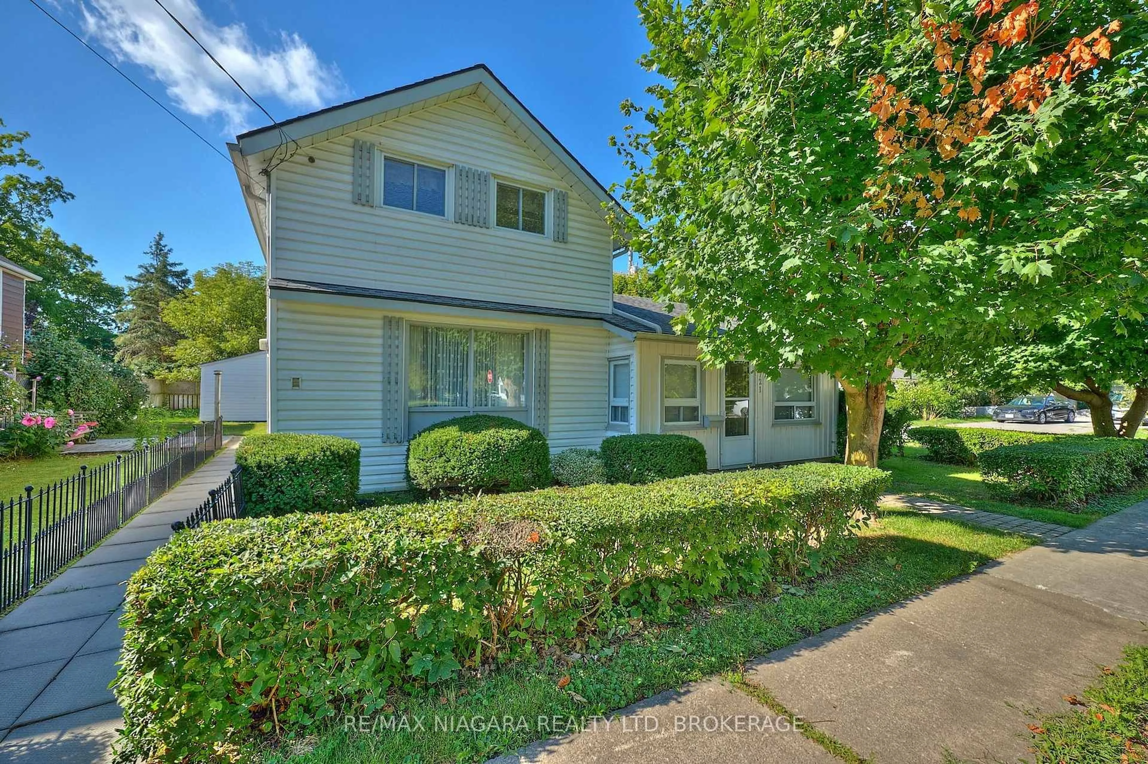 A pic from outside/outdoor area/front of a property/back of a property/a pic from drone, street for 3721 Hibbard St, Fort Erie Ontario L0S 1N0