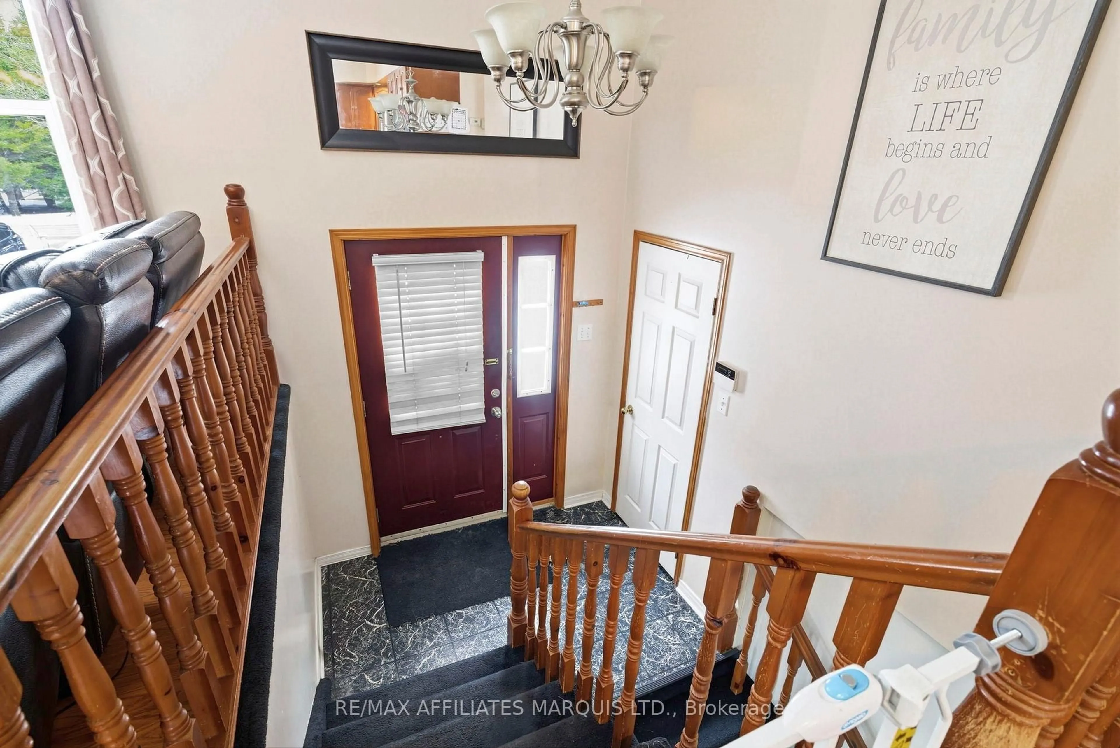 Indoor foyer for 5127 Brunet Rd, South Stormont Ontario K0C 1R0