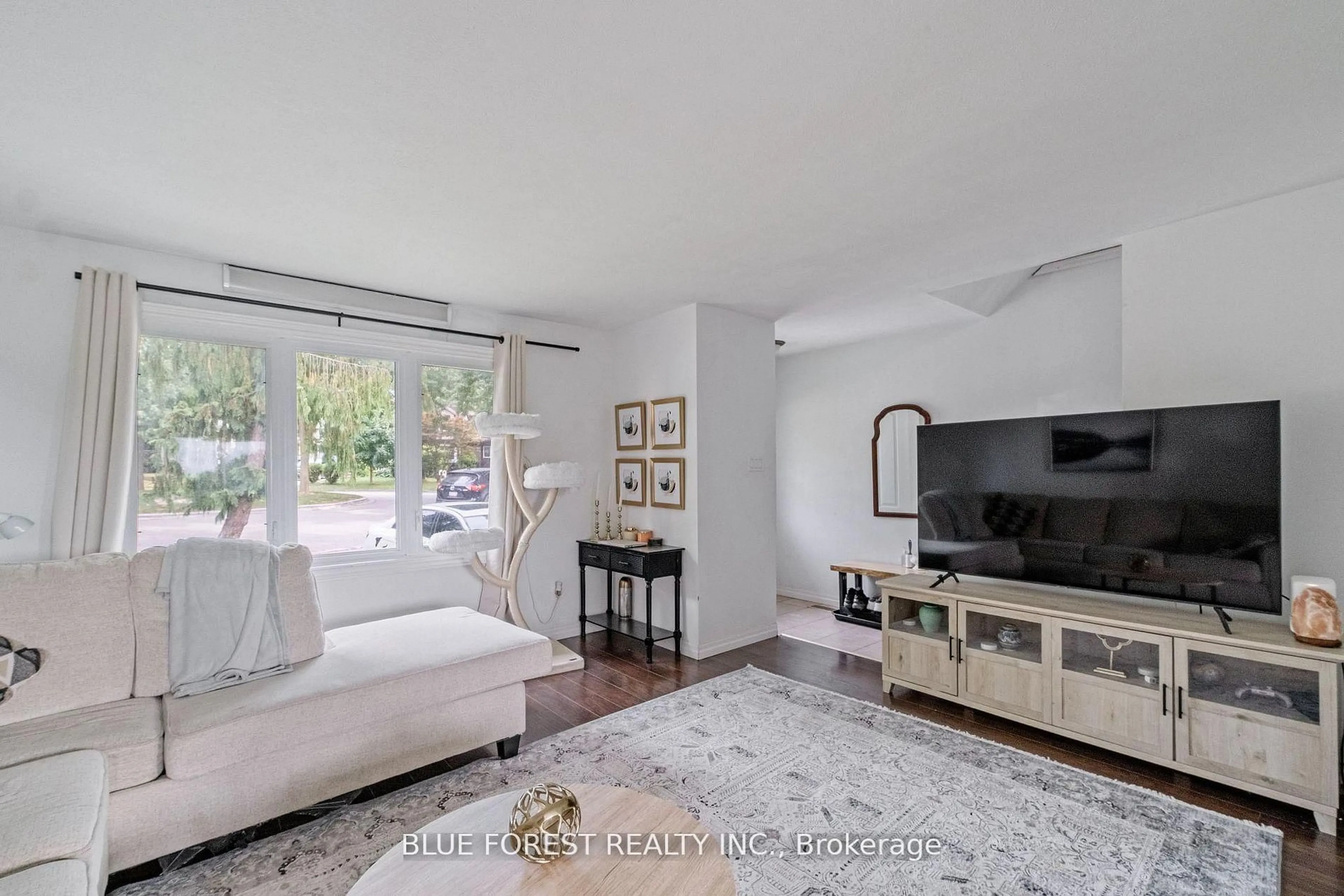 Living room with furniture, unknown for 992 Eagle Crt, London South Ontario N5Z 4K6