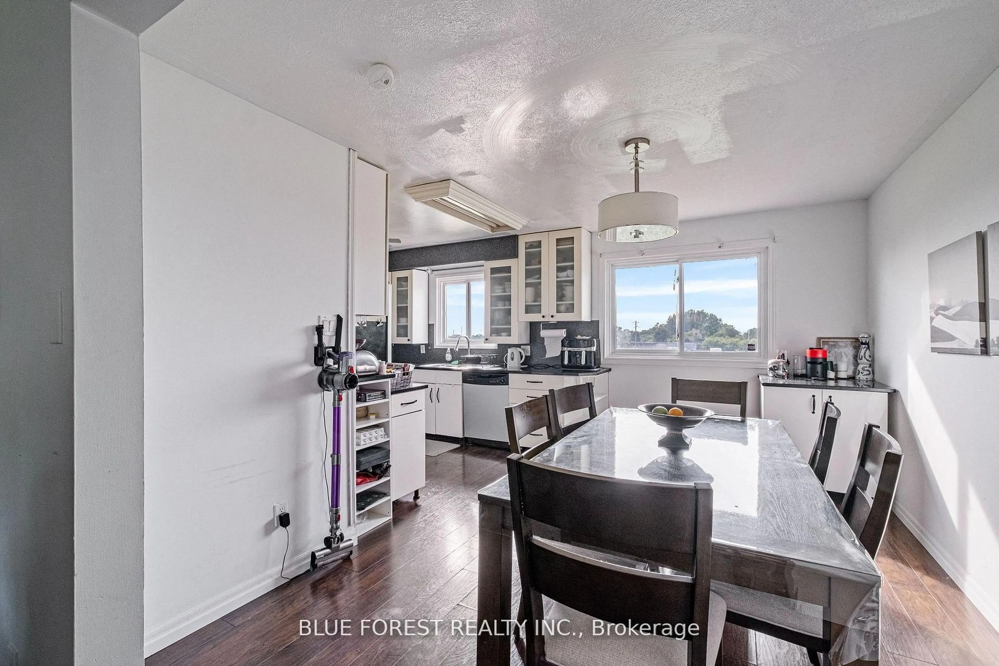 Open concept kitchen, unknown for 992 Eagle Crt, London South Ontario N5Z 4K6