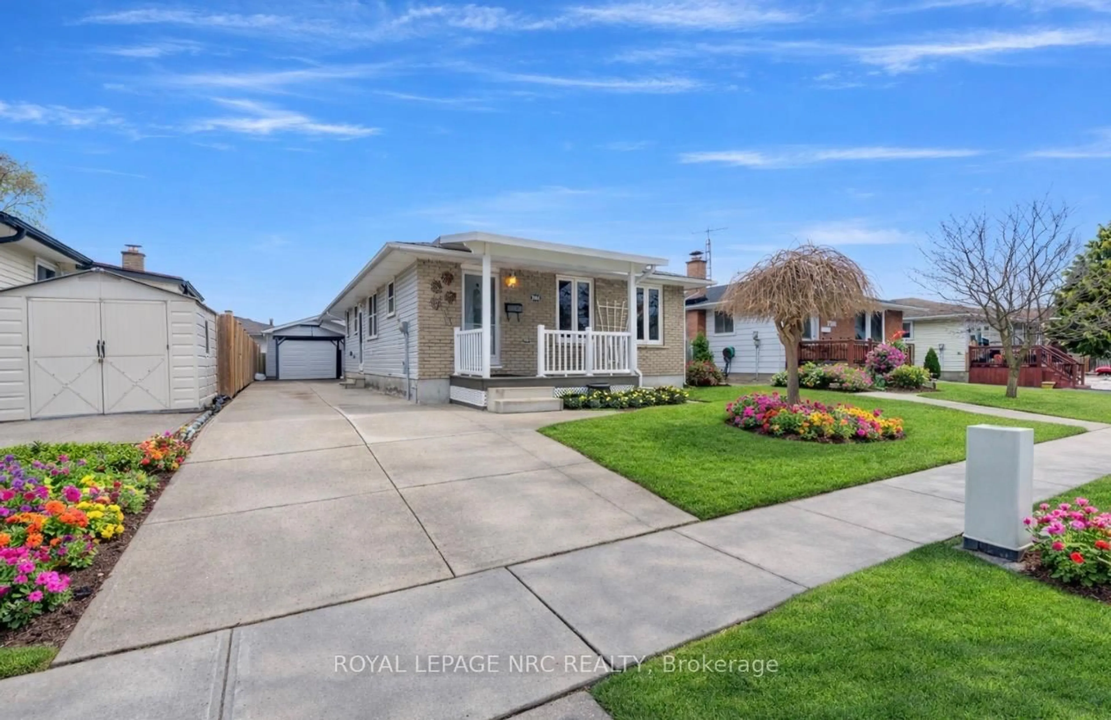 Home with vinyl exterior material, street for 7564 REDHAVEN Cres, Niagara Falls Ontario L2G 7H7