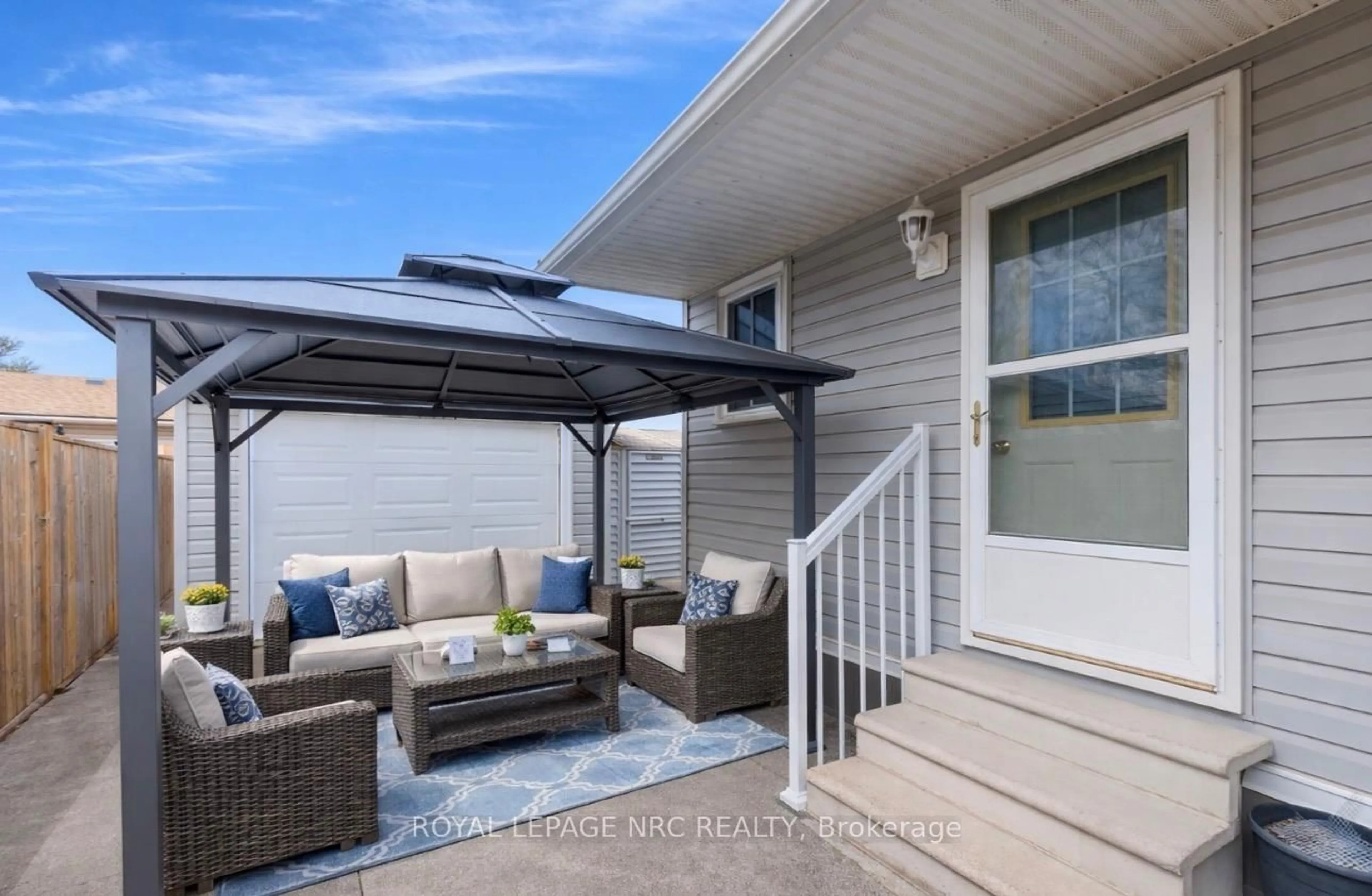 Patio, water/lake/river/ocean view for 7564 REDHAVEN Cres, Niagara Falls Ontario L2G 7H7