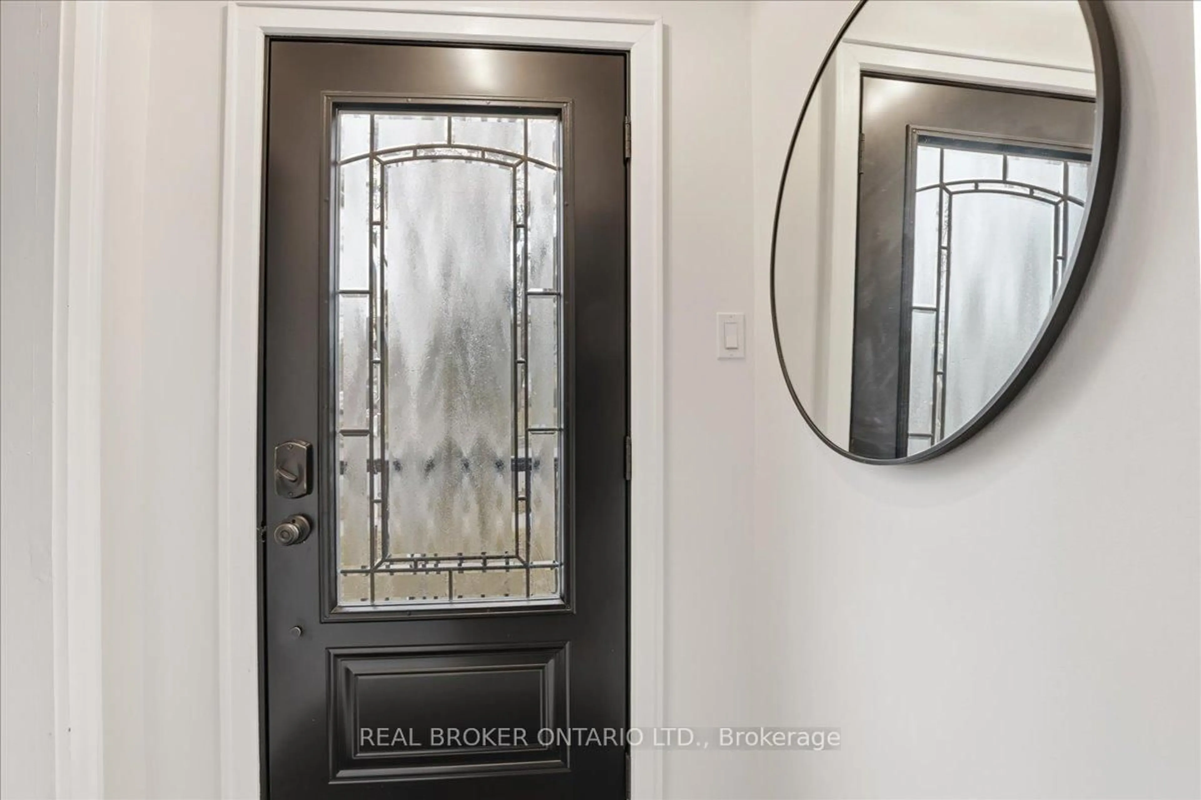 Indoor entryway for 652 Weber St, Kitchener Ontario N2H 1H2