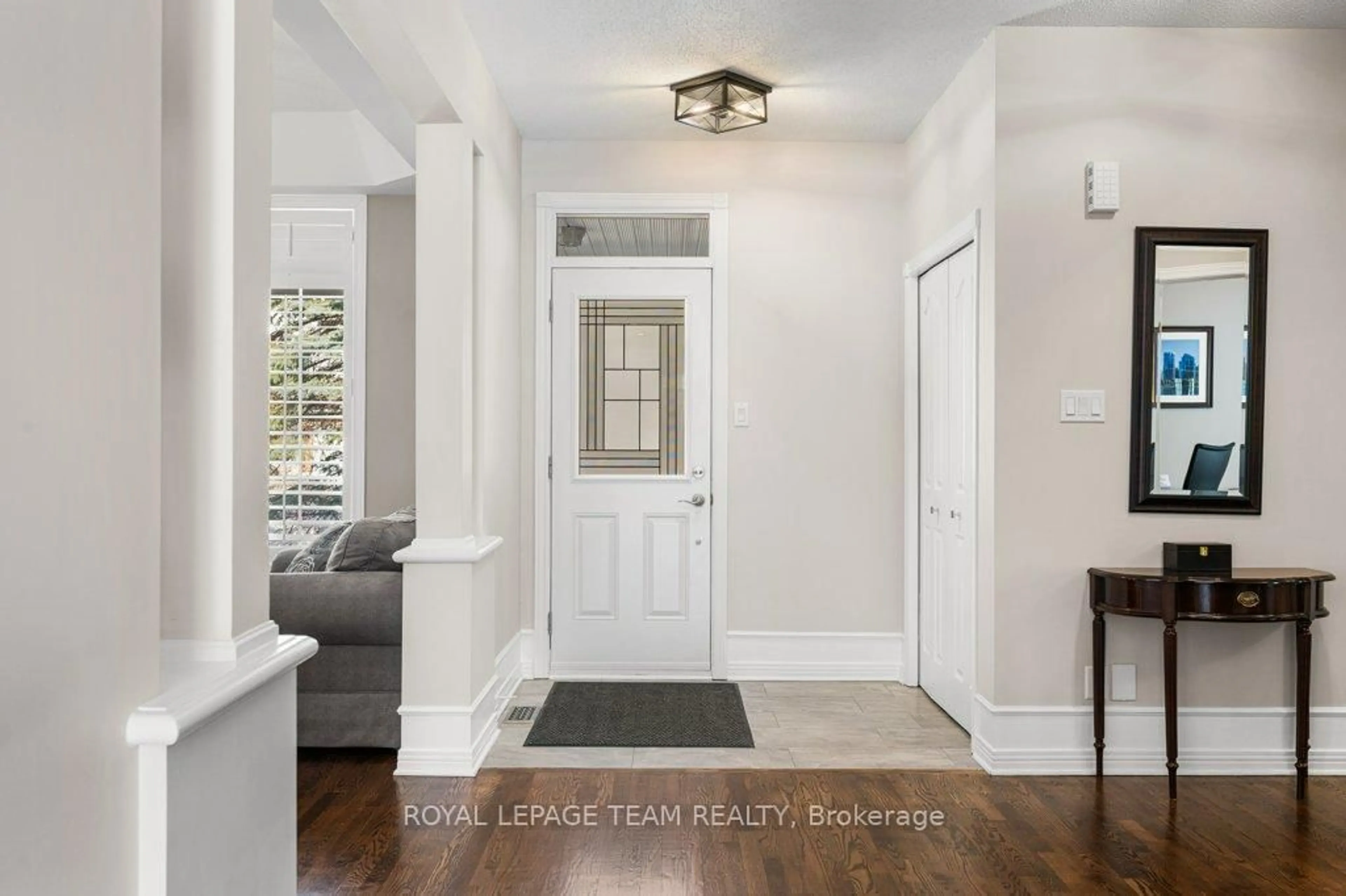 Indoor entryway for 8 Thunderbird Cres, Kanata Ontario K2M 2V7
