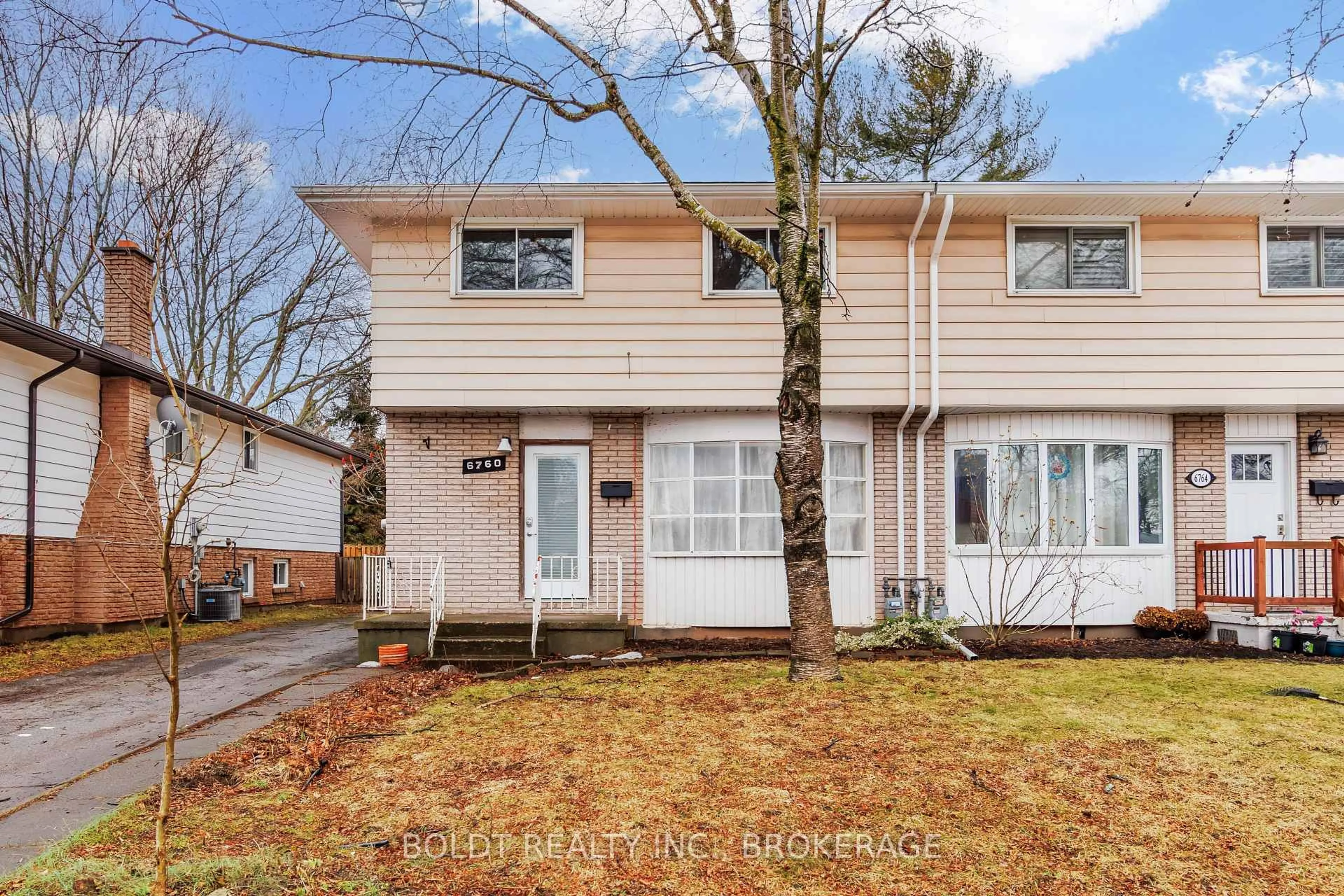 Home with vinyl exterior material, street for 6760 Wilinger St, Niagara Falls Ontario L2J 2B3