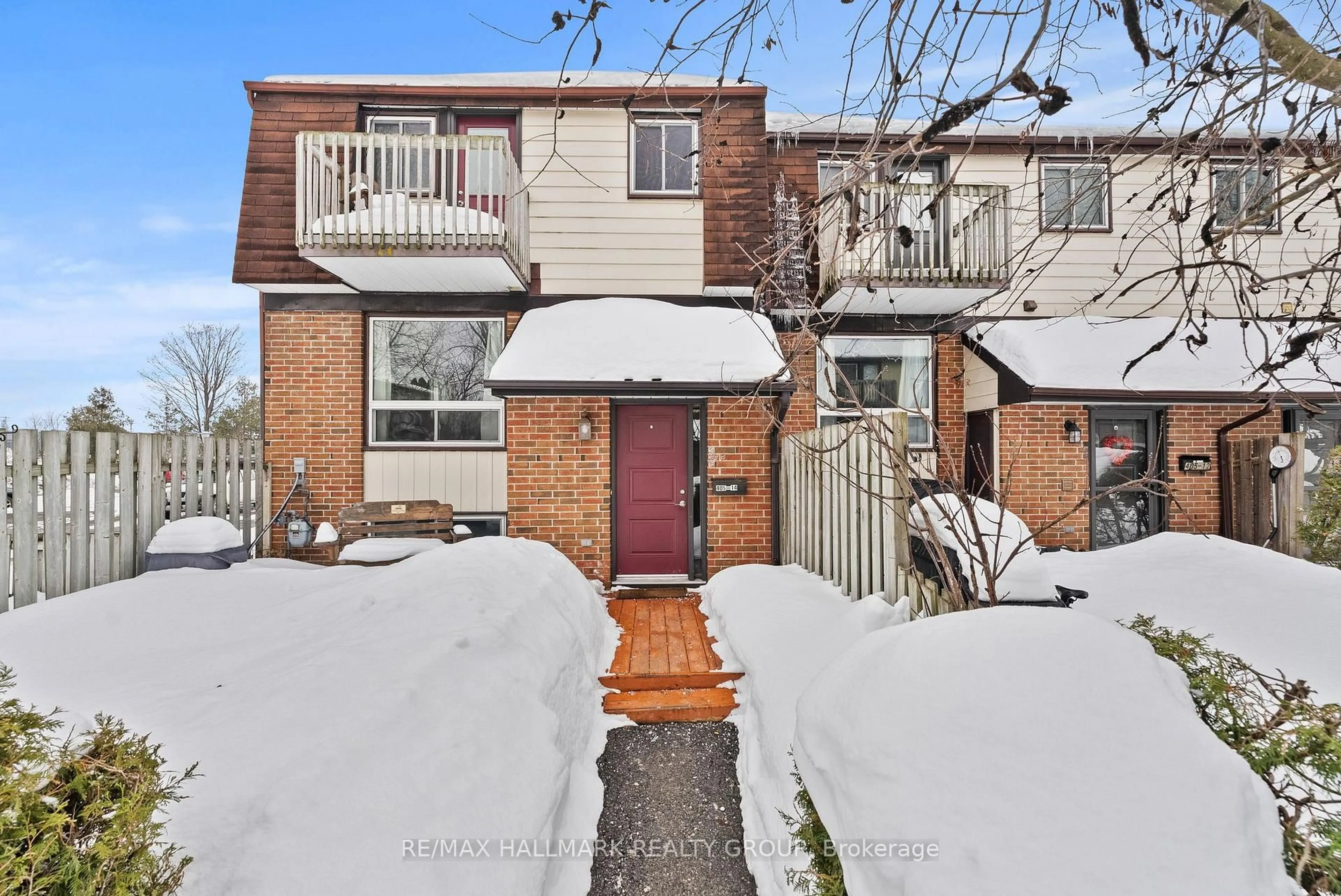 A pic from outside/outdoor area/front of a property/back of a property/a pic from drone, street for 405 MONTFORT St #14, Ottawa Ontario K1L 8G8