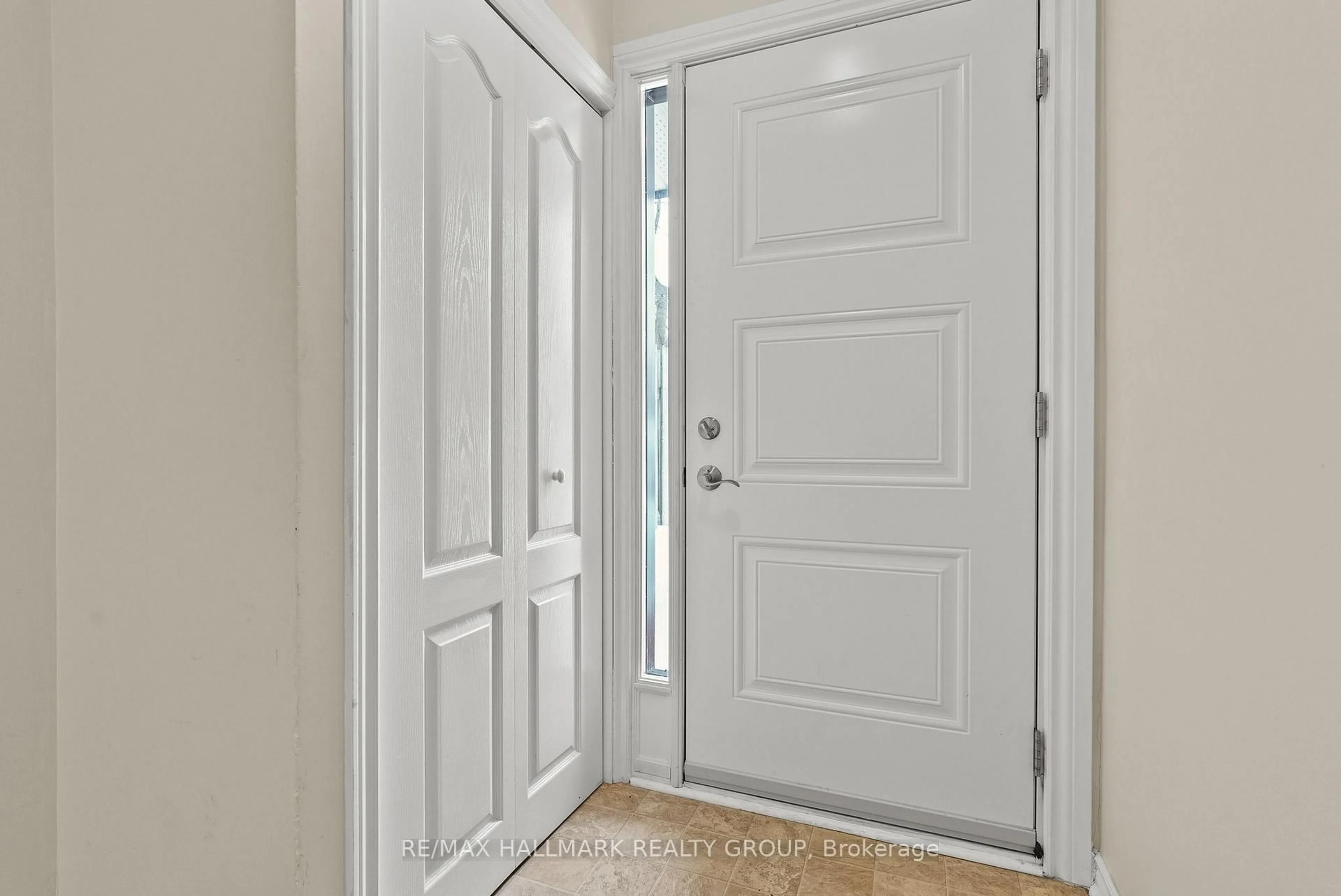 Indoor entryway for 405 MONTFORT St #14, Ottawa Ontario K1L 8G8