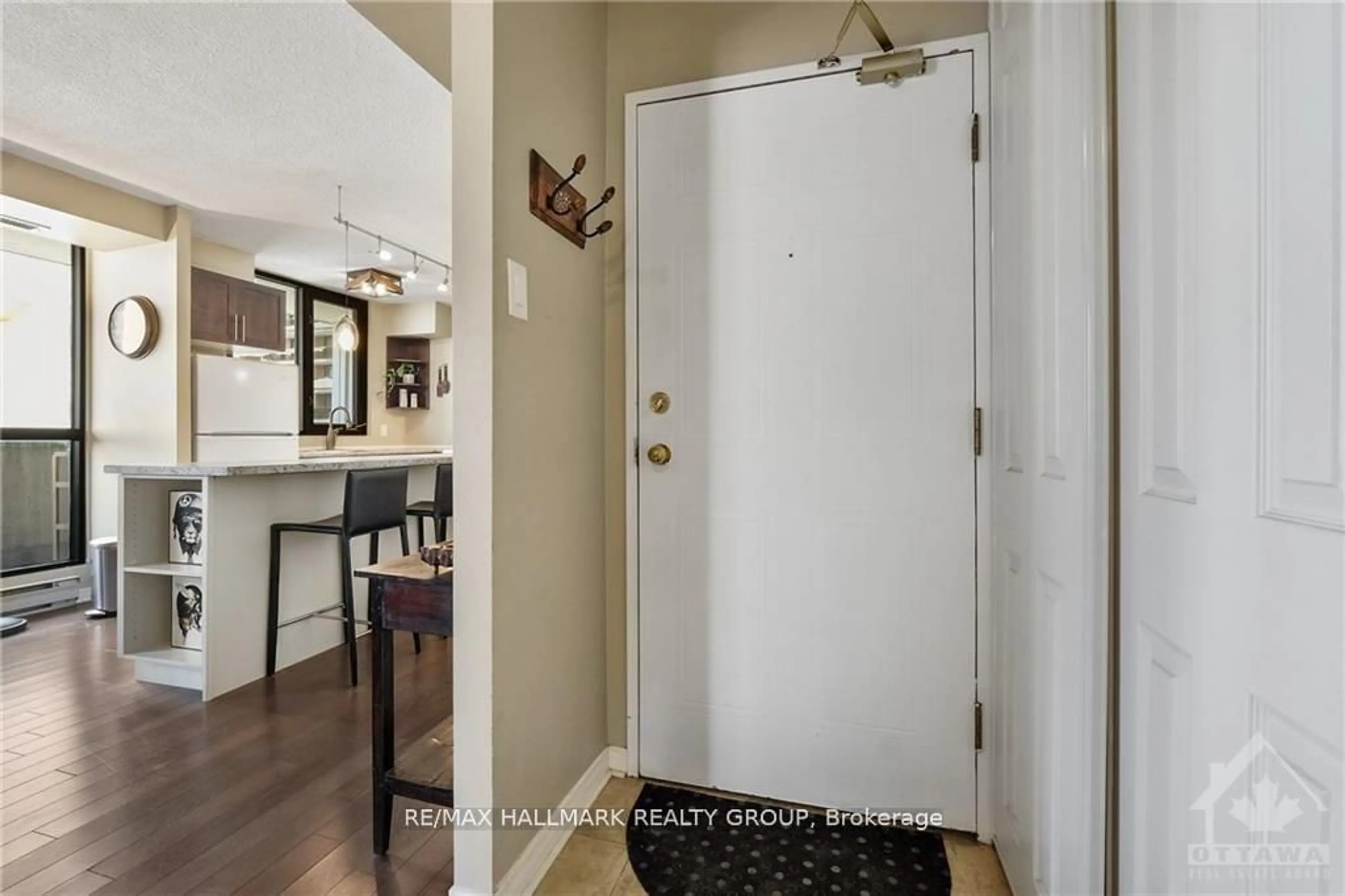 Indoor entryway for 200 Bay St #1102, Ottawa Ontario K1R 7W8