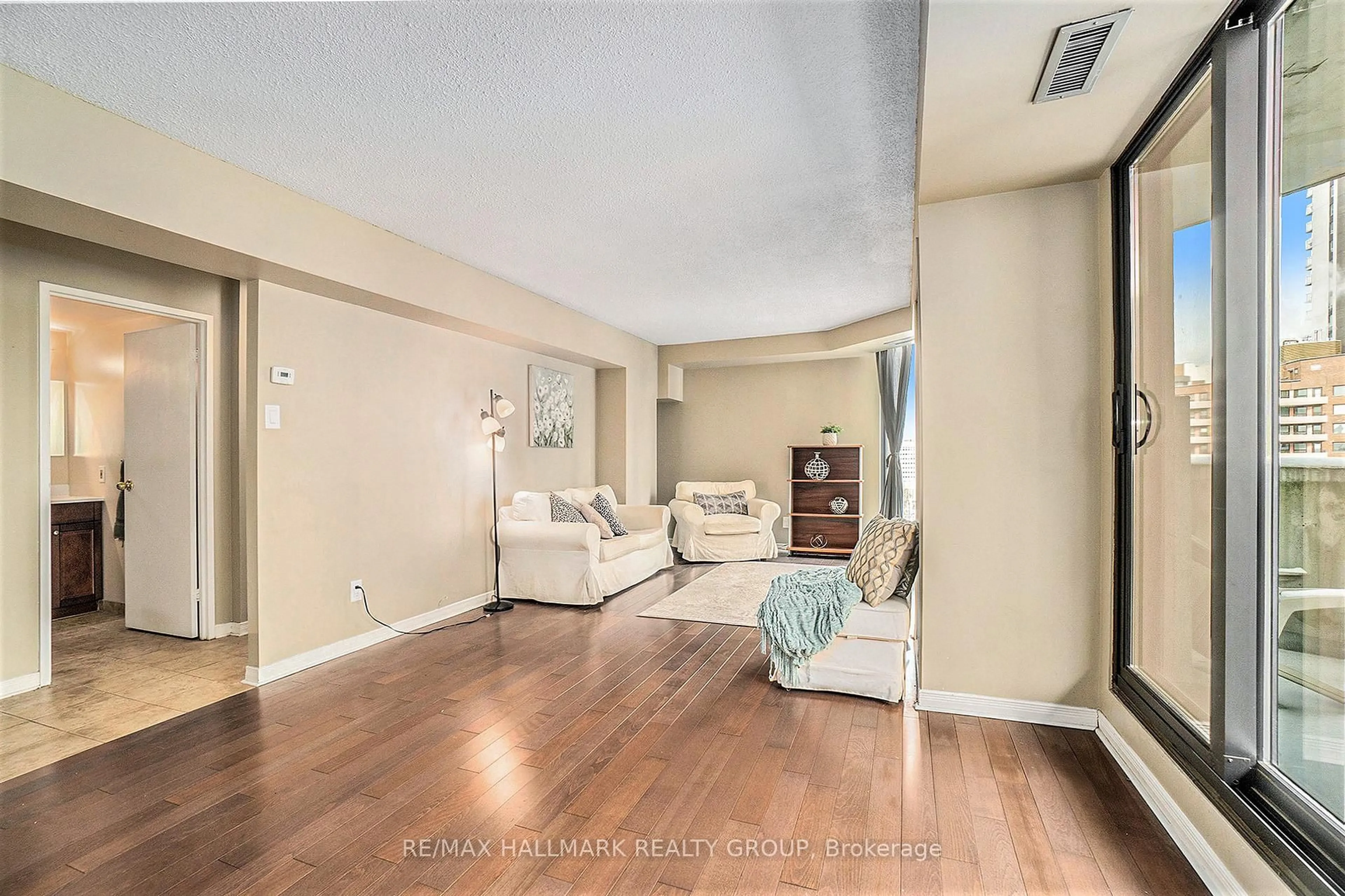 Unknown for 200 Bay St #1102, Ottawa Ontario K1R 7W8