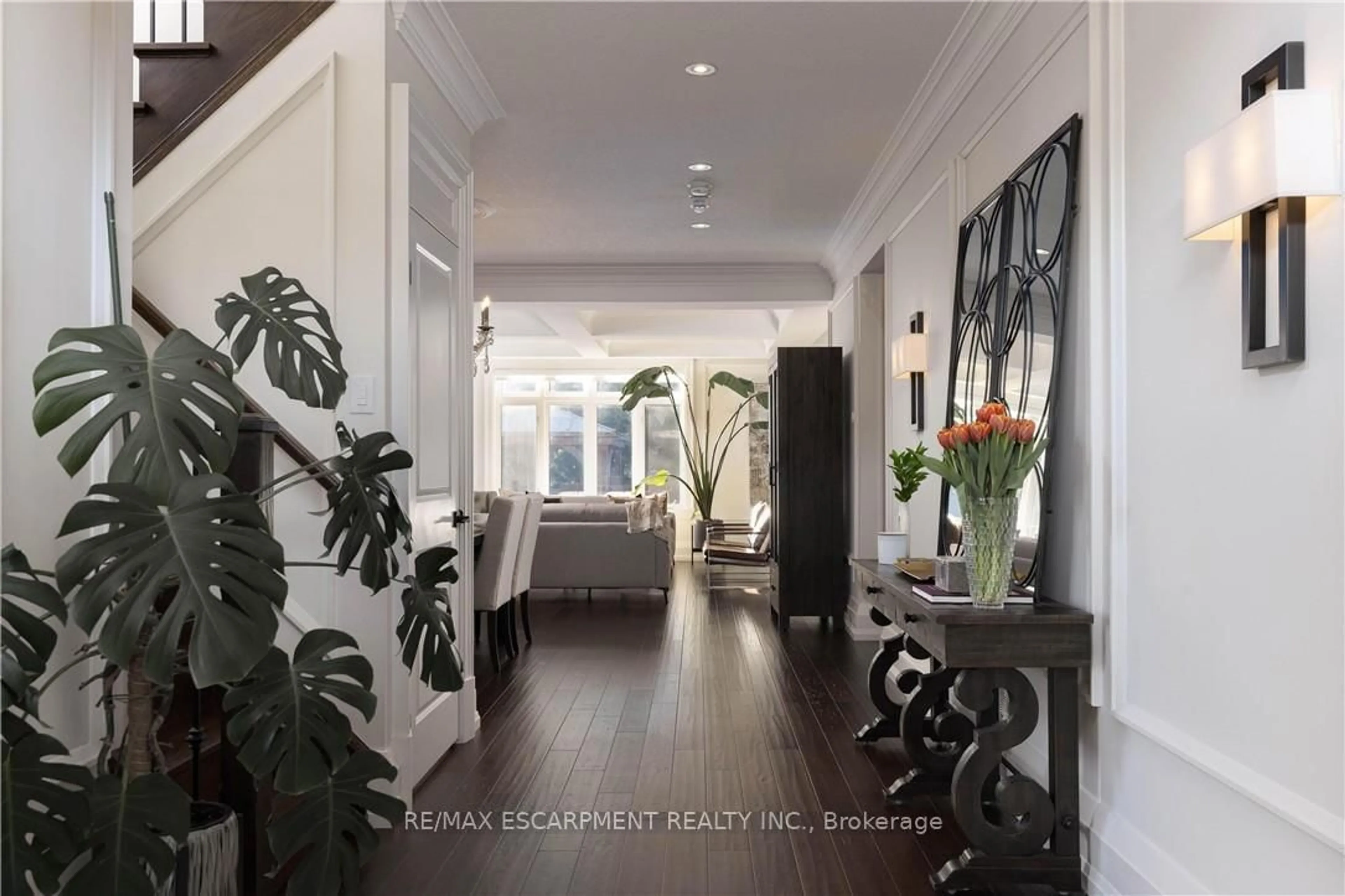 Indoor entryway for 41 Creanona Blvd, Hamilton Ontario L8E 5G2