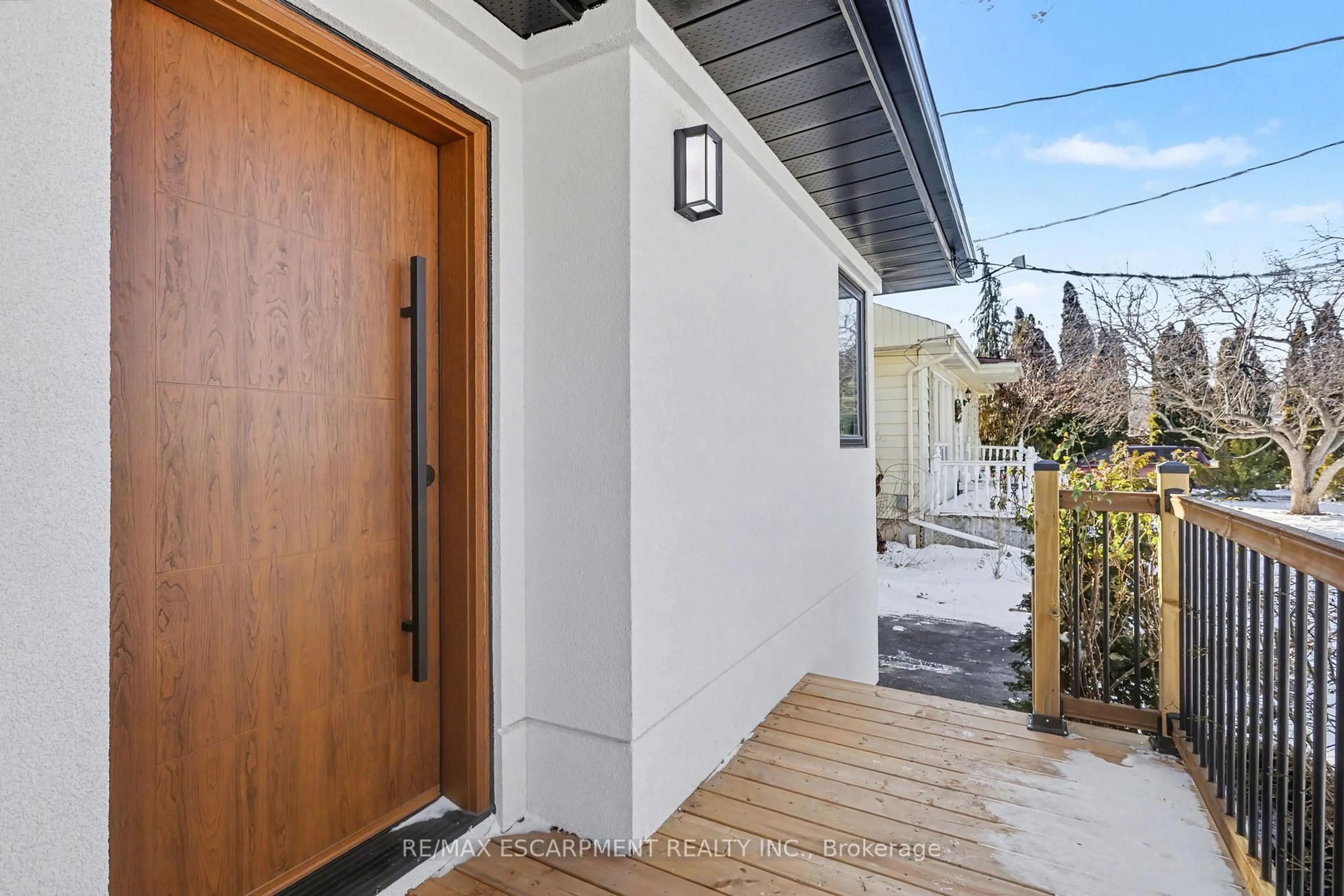 Indoor entryway for 10 Norwich Rd, Hamilton Ontario L8E 1Z6