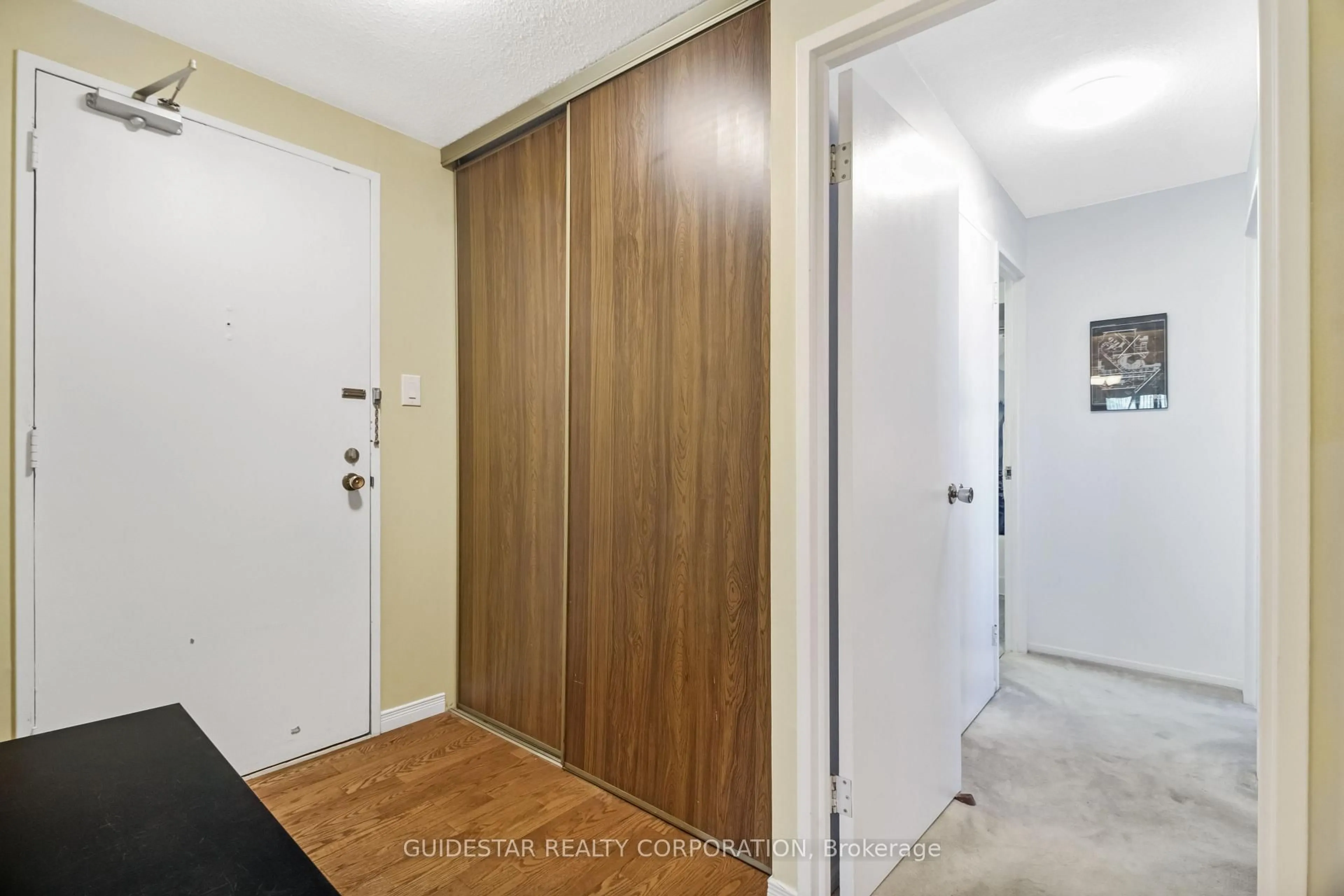 Indoor entryway for 1171 Ambleside Dr #1906, Ottawa Ontario K2B 8E1