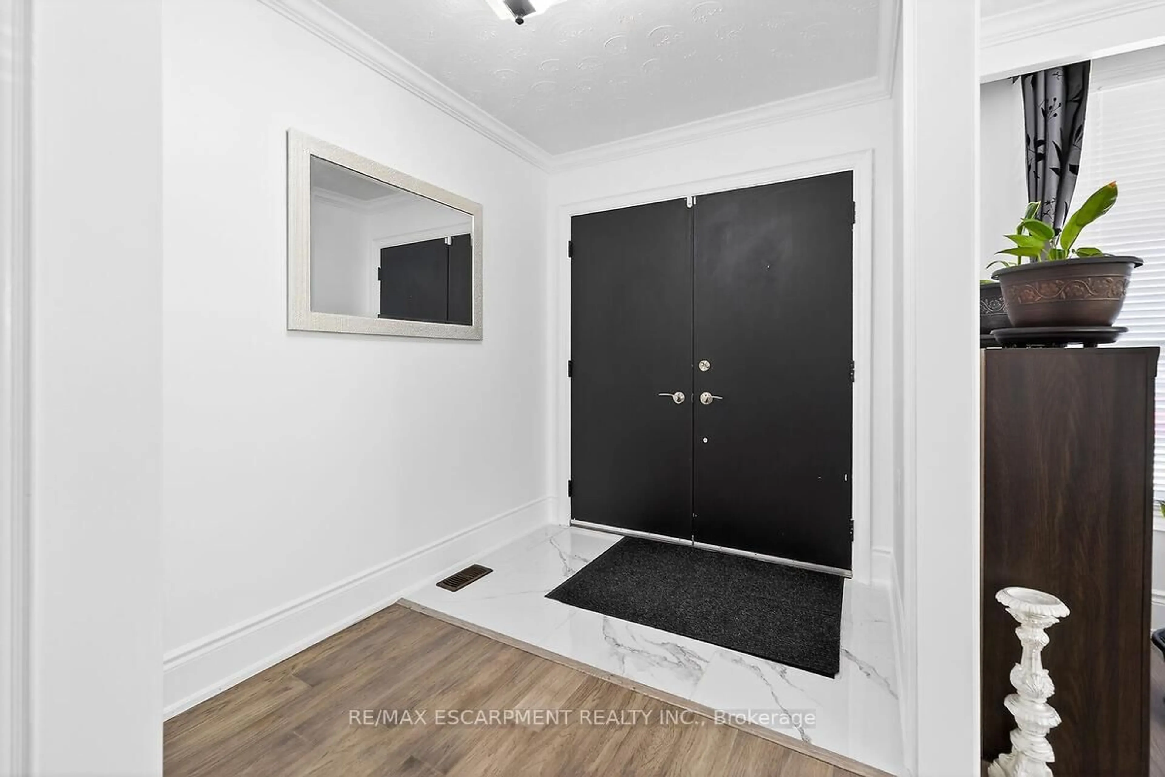 Indoor entryway for 28 Tara Crt, Hamilton Ontario L8K 6E6