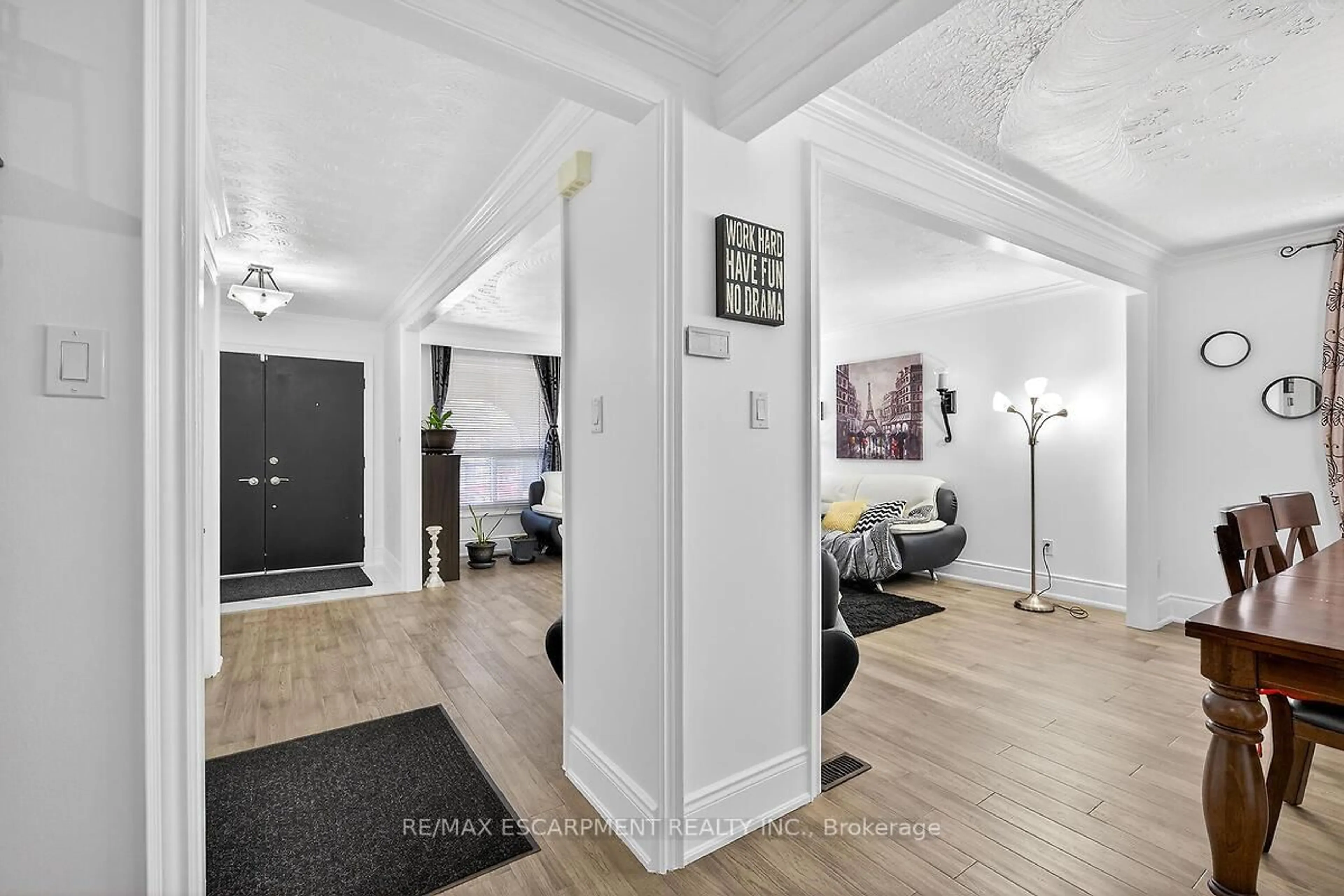 Indoor entryway for 28 Tara Crt, Hamilton Ontario L8K 6E6