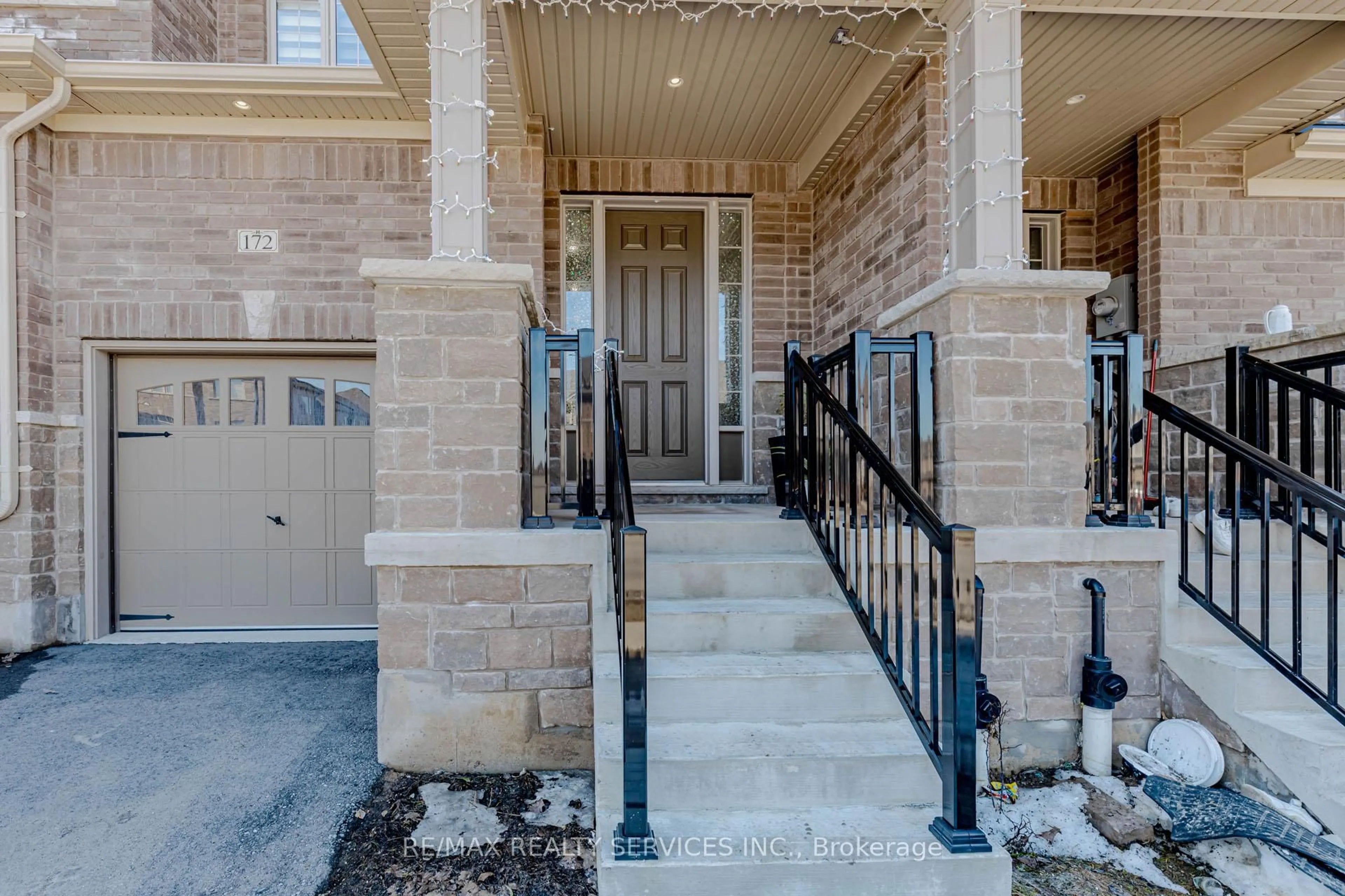 Indoor entryway for 172 Beckview Dr, Kitchener Ontario N2R 0S6