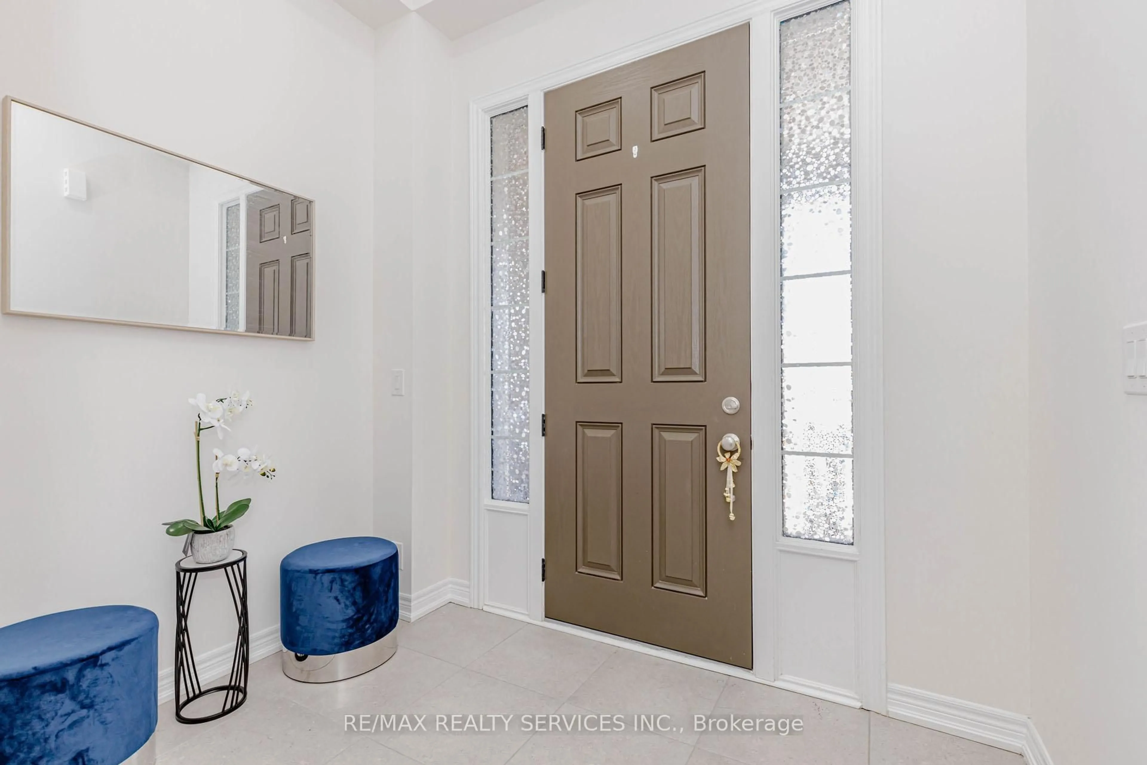 Indoor entryway for 172 Beckview Dr, Kitchener Ontario N2R 0S6