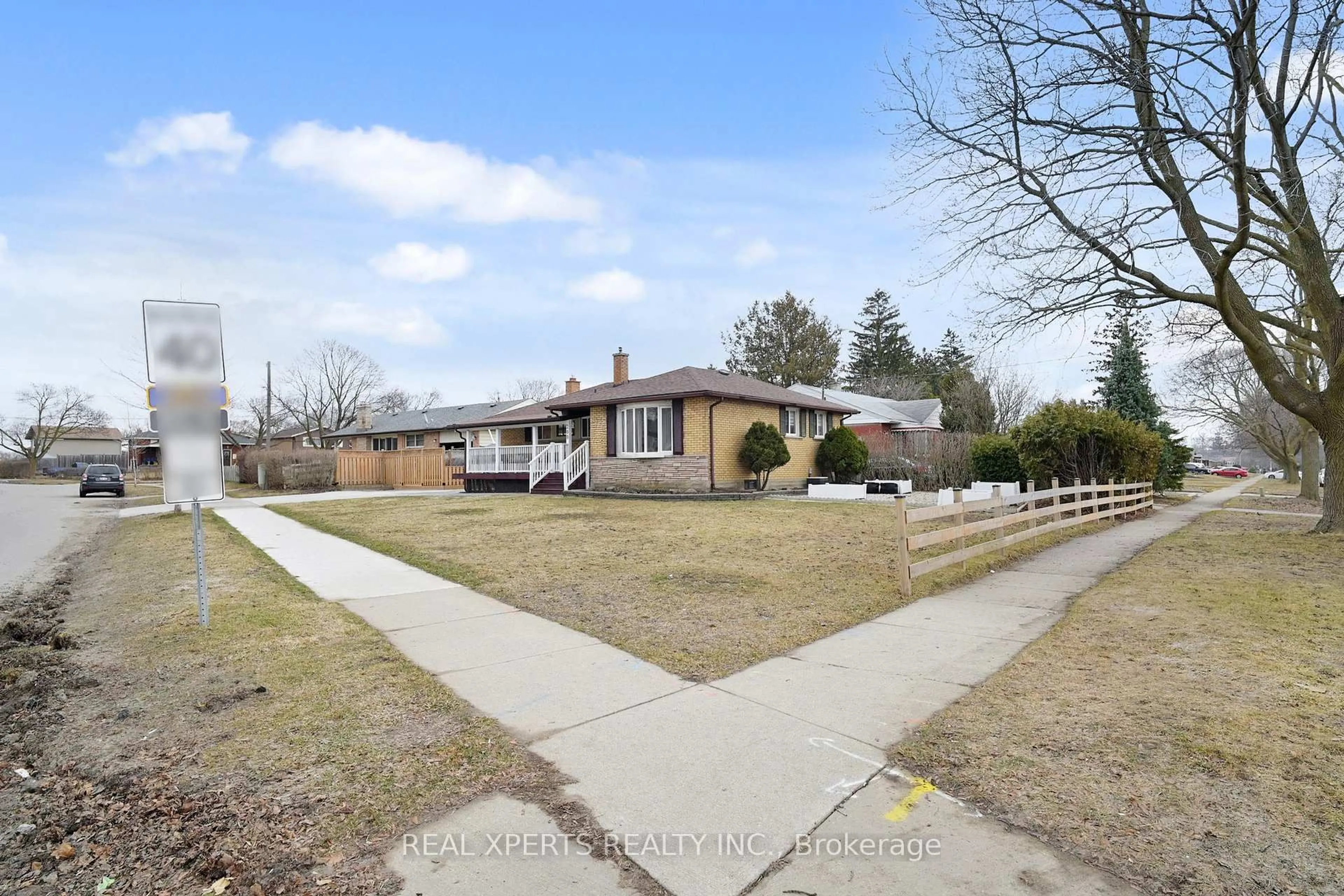 A pic from outside/outdoor area/front of a property/back of a property/a pic from drone, street for 200 Rosemount Dr, Kitchener Ontario N2B 1R6