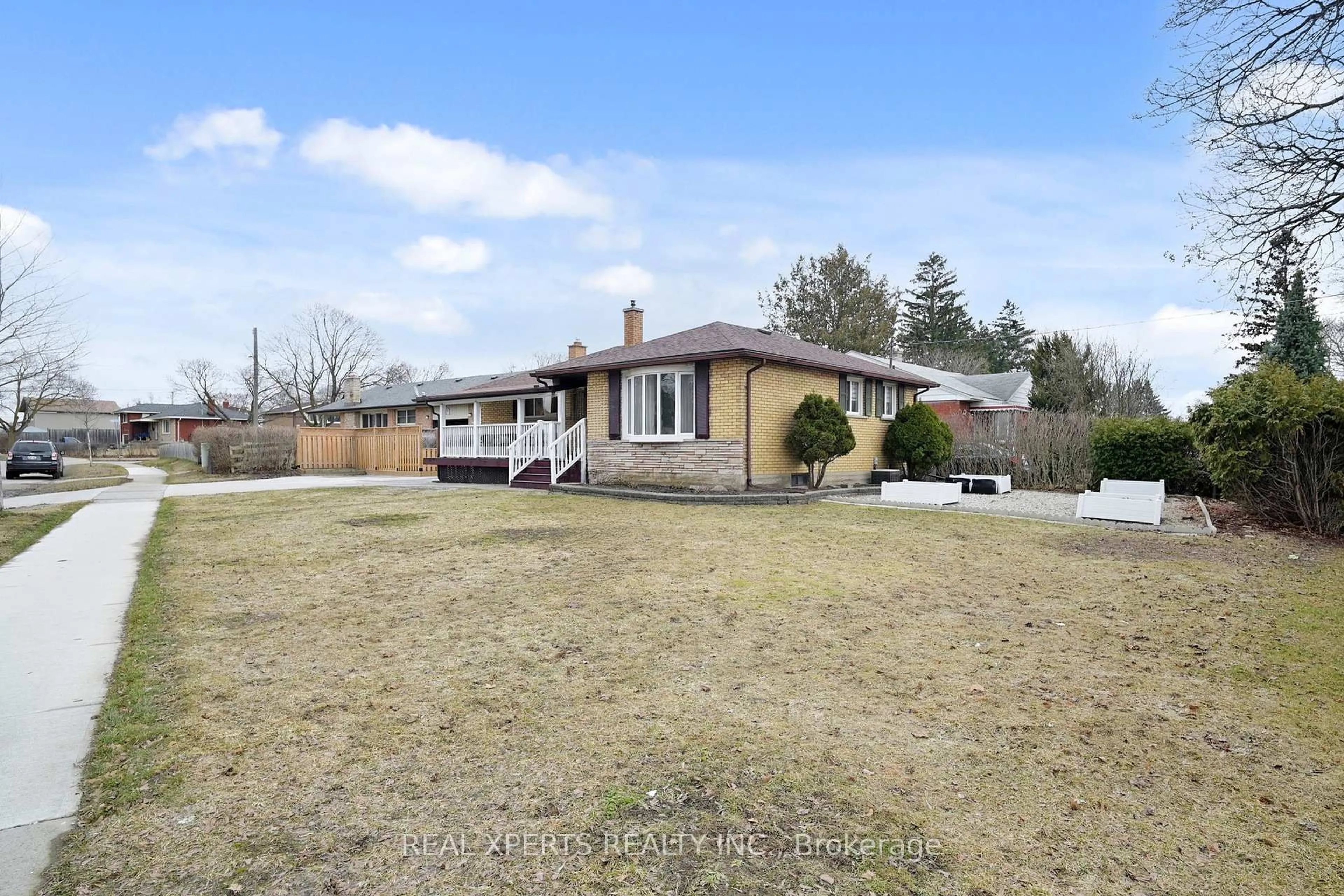 A pic from outside/outdoor area/front of a property/back of a property/a pic from drone, street for 200 Rosemount Dr, Kitchener Ontario N2B 1R6