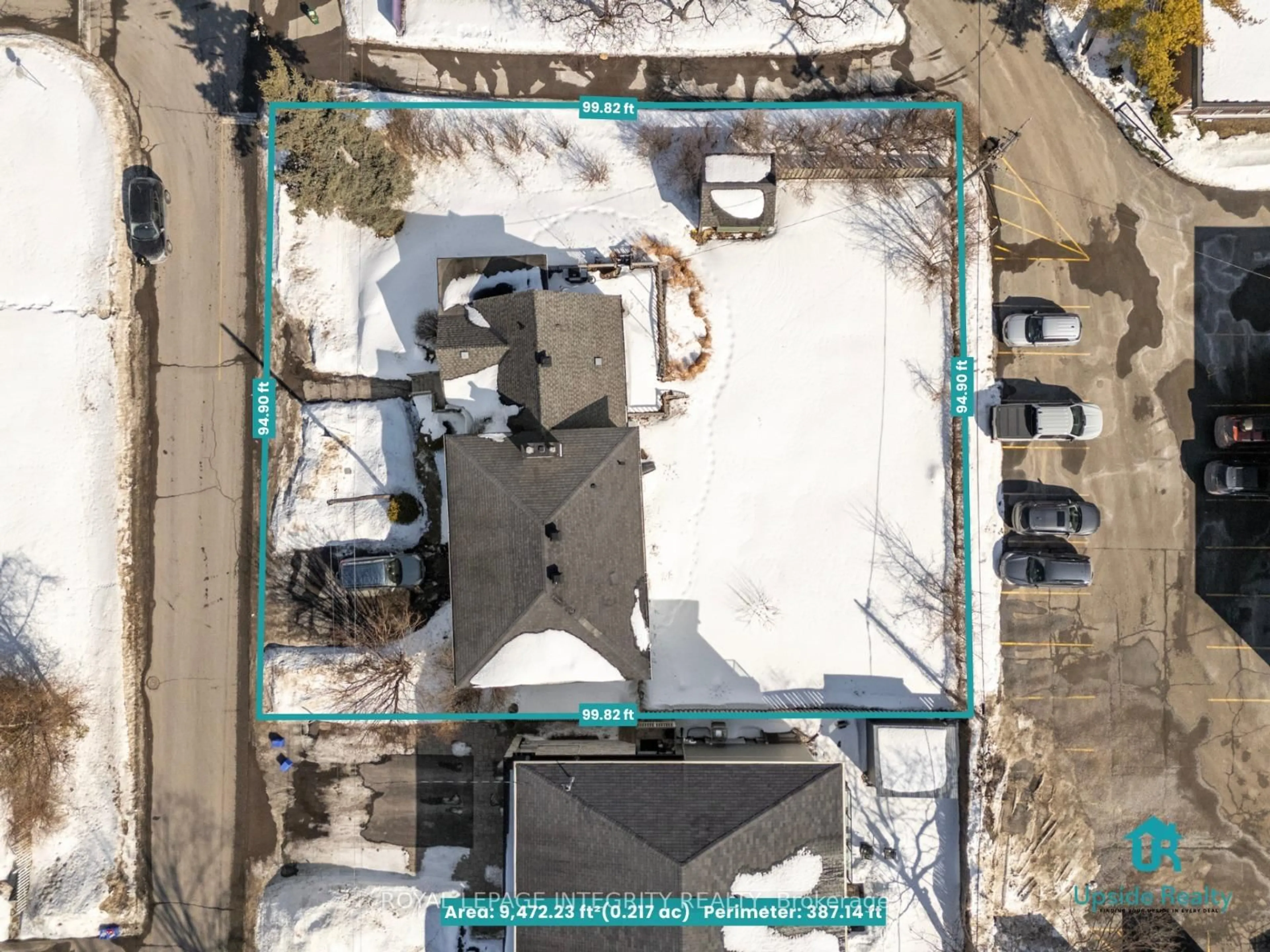 A pic from outside/outdoor area/front of a property/back of a property/a pic from drone, building for 22 ROSSLAND Ave, Ottawa Ontario K2G 2K4